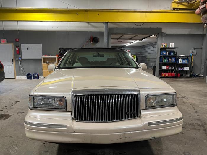 1997 lincoln town-car with 211180 miles for sale near elk-river, minnesota 0254879dfd0544e9999890a1b0a7d71f.jpg