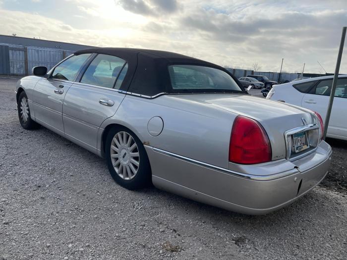 2005 lincoln town-car with 210142 miles for sale near elk-river, minnesota 054b4e3cca1e46f2b46463b41408b5cb.jpg