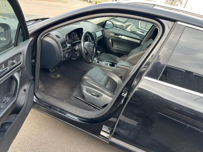 2014 volkswagen touareg vr6-lux with 142869 miles for sale near burnsville, minnesota 0915ecc6d77141f29d9681cc28fd76c7.jpeg