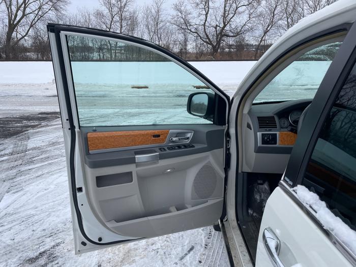 2008 chrysler town-&-country limited with 88271 miles for sale near rochester, minnesota 096f1aca644d40acbec6c6ff59d7b49c.jpeg