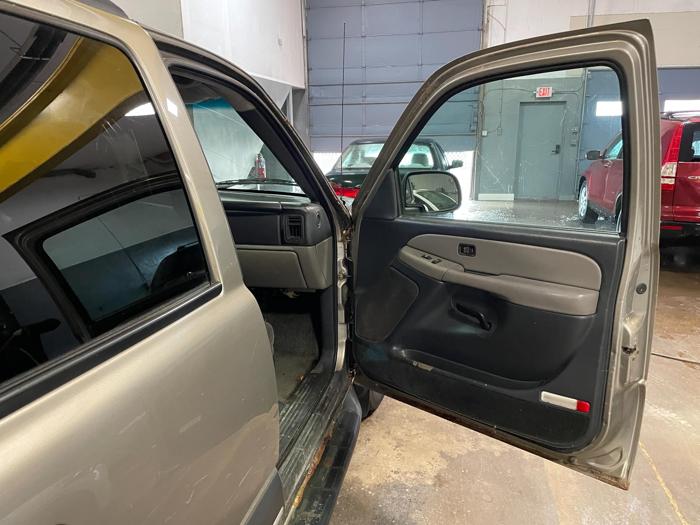 2002 chevrolet suburban 1500-4wd with 264133 miles for sale near elk-river, minnesota 0aad9ee7295245b495c42e2686ab00c6.jpg