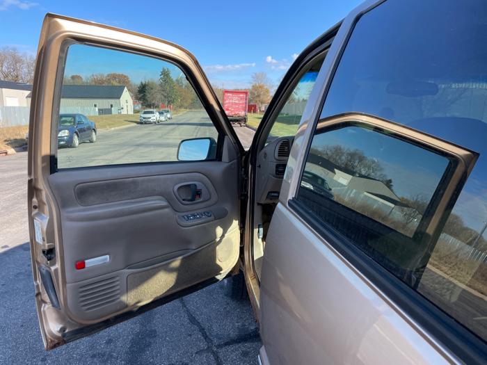 1999 gmc suburban 1500-4wd with 201982 miles for sale near elk-river, minnesota 0c9246c13723499daff0d61832fc490f.jpeg