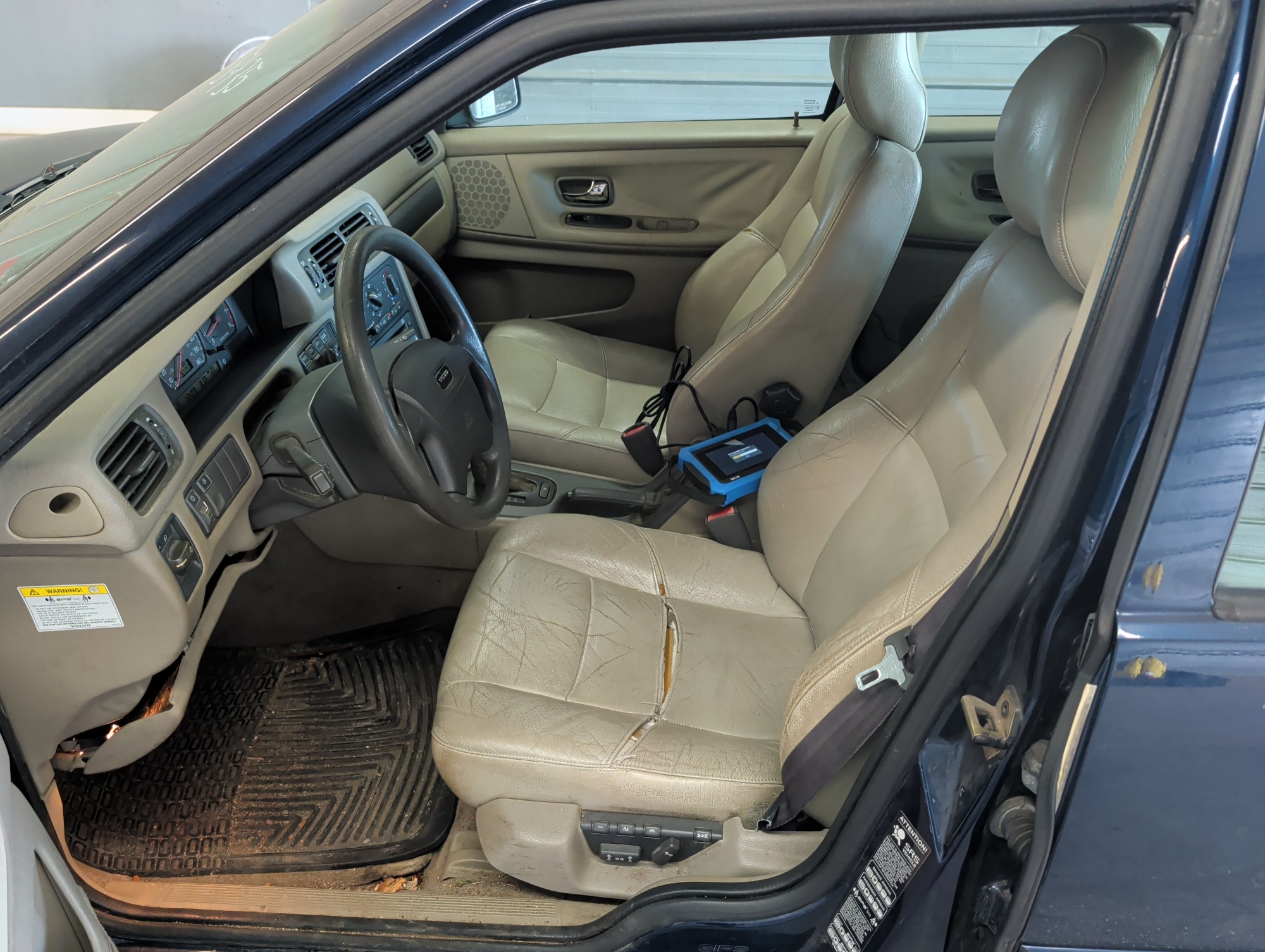 1999 volvo s70 base with 207747 miles for sale near elk-river, minnesota 105435_22_driver_seat.jpg