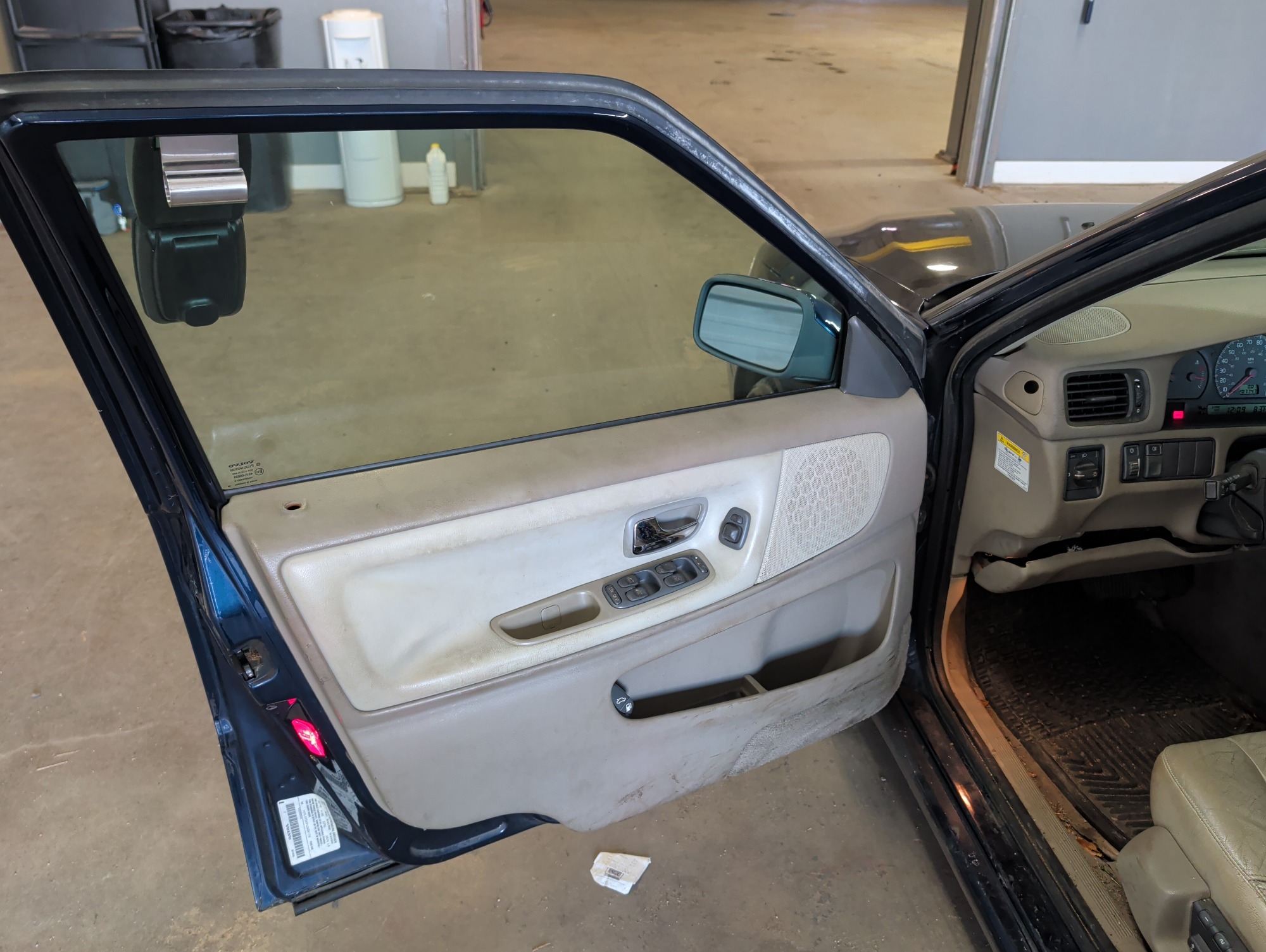 1999 volvo s70 base with 207747 miles for sale near elk-river, minnesota 105435_23_driver_door_panel.jpg