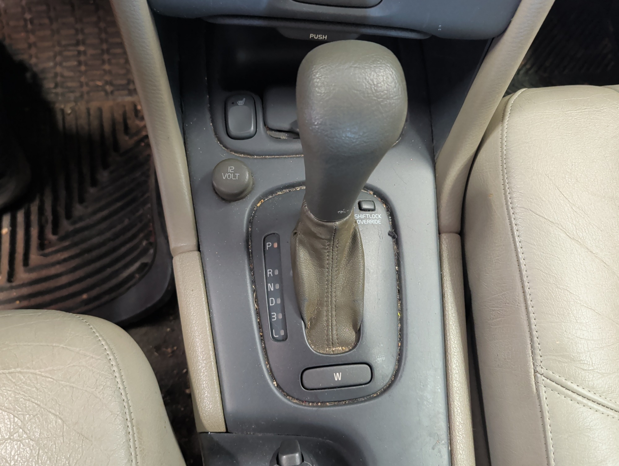 1999 volvo s70 base with 207747 miles for sale near elk-river, minnesota 105435_41_shifter.jpg