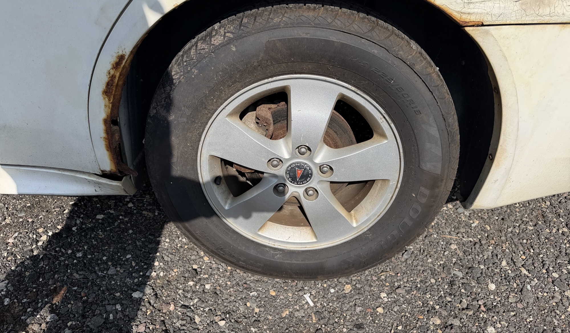 2006 pontiac grand-prix base with 237218 miles for sale near elk-river, minnesota 106150_13_rear_drv_wheel.jpg