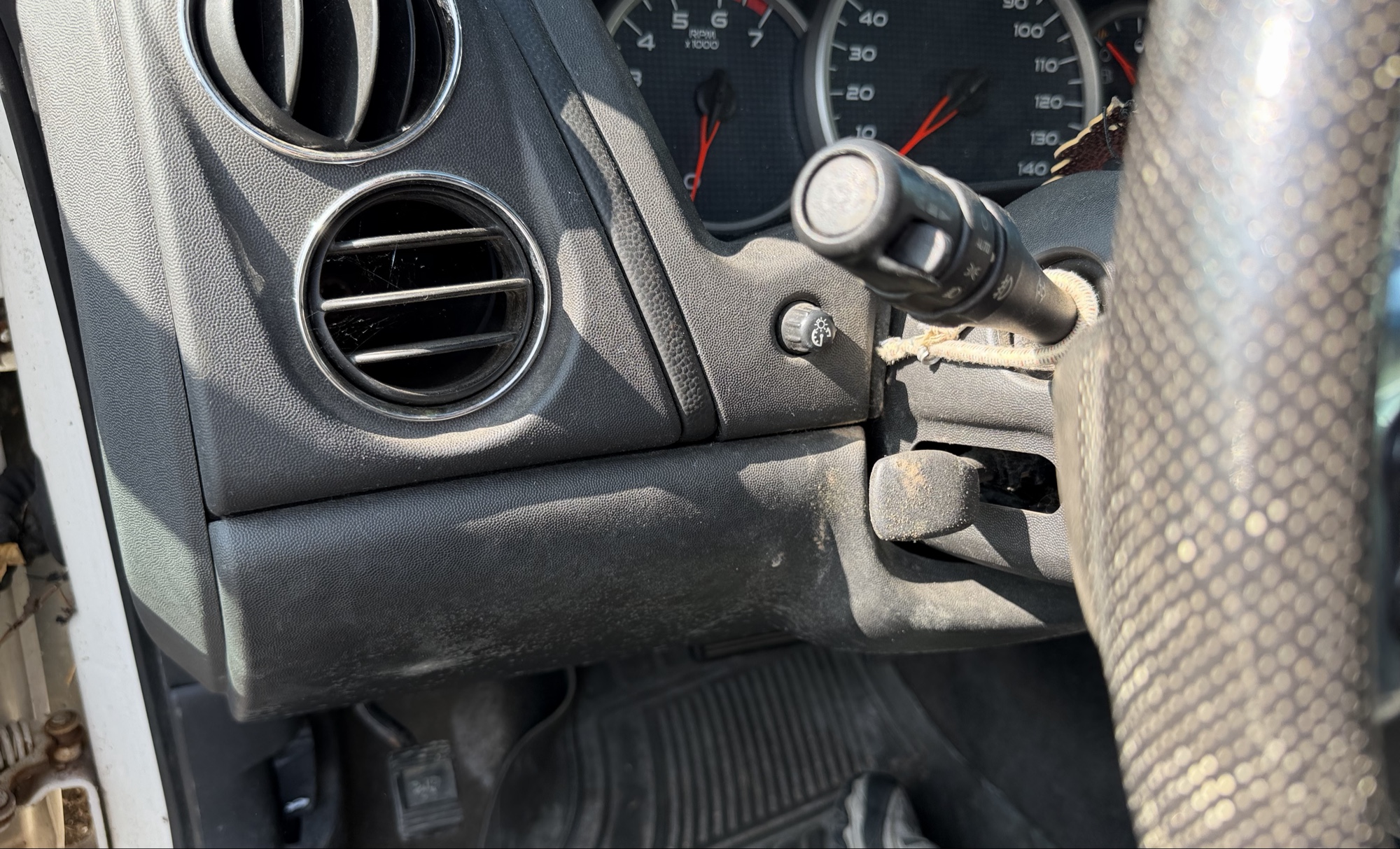 2006 pontiac grand-prix base with 237218 miles for sale near elk-river, minnesota 106150_37_left_of_steering_wheel.jpg