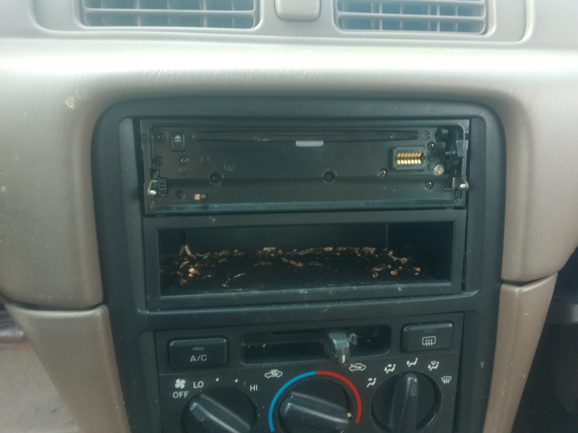 1998 toyota camry ce with 167444 miles for sale near elk-river, minnesota 106270_39_radio_closeup.jpg