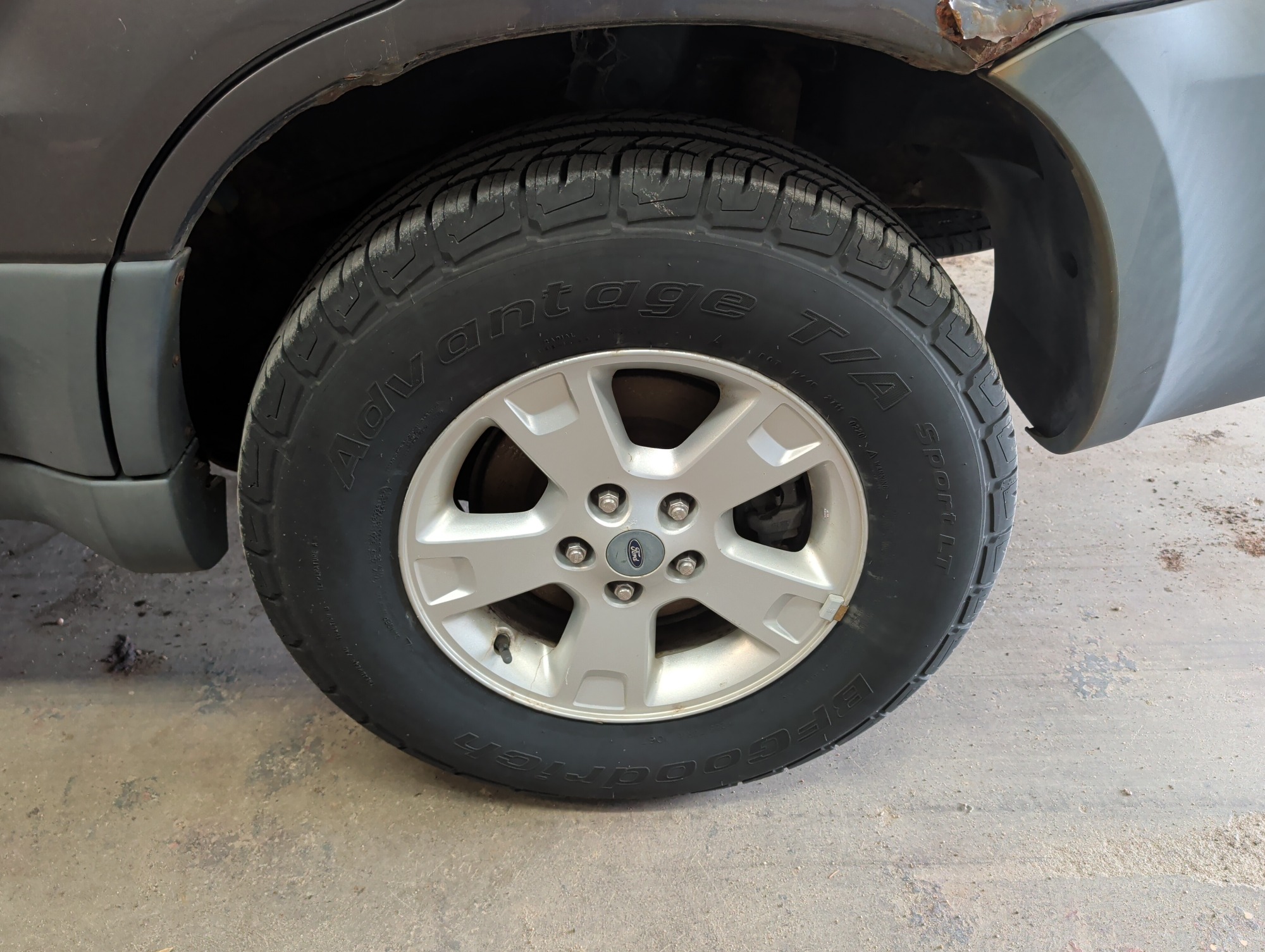 2005 ford escape xlt-4wd with 137067 miles for sale near elk-river, minnesota 106306_13_rear_drv_wheel.jpg