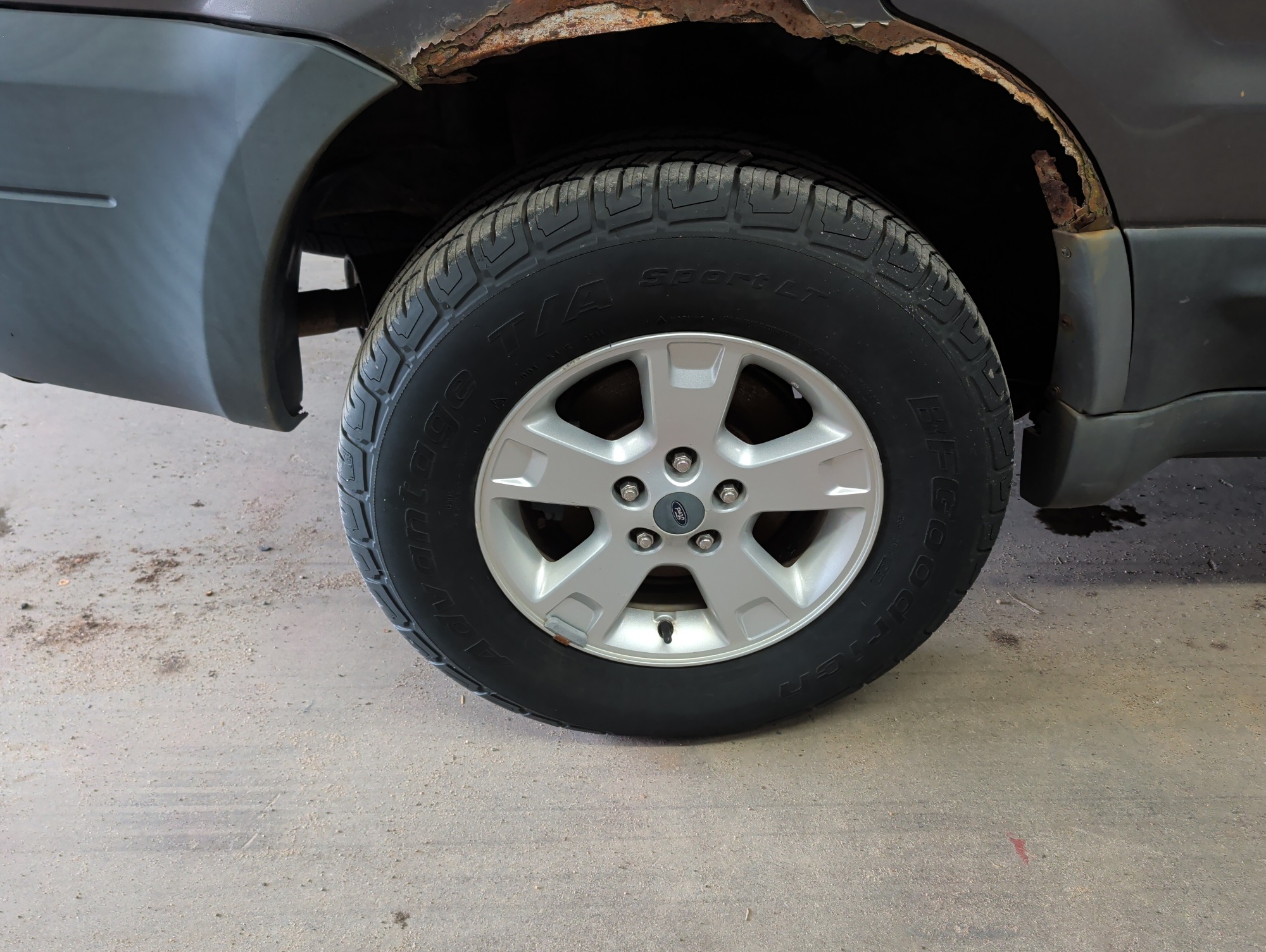 2005 ford escape xlt-4wd with 137067 miles for sale near elk-river, minnesota 106306_14_rear_pass_wheel.jpg