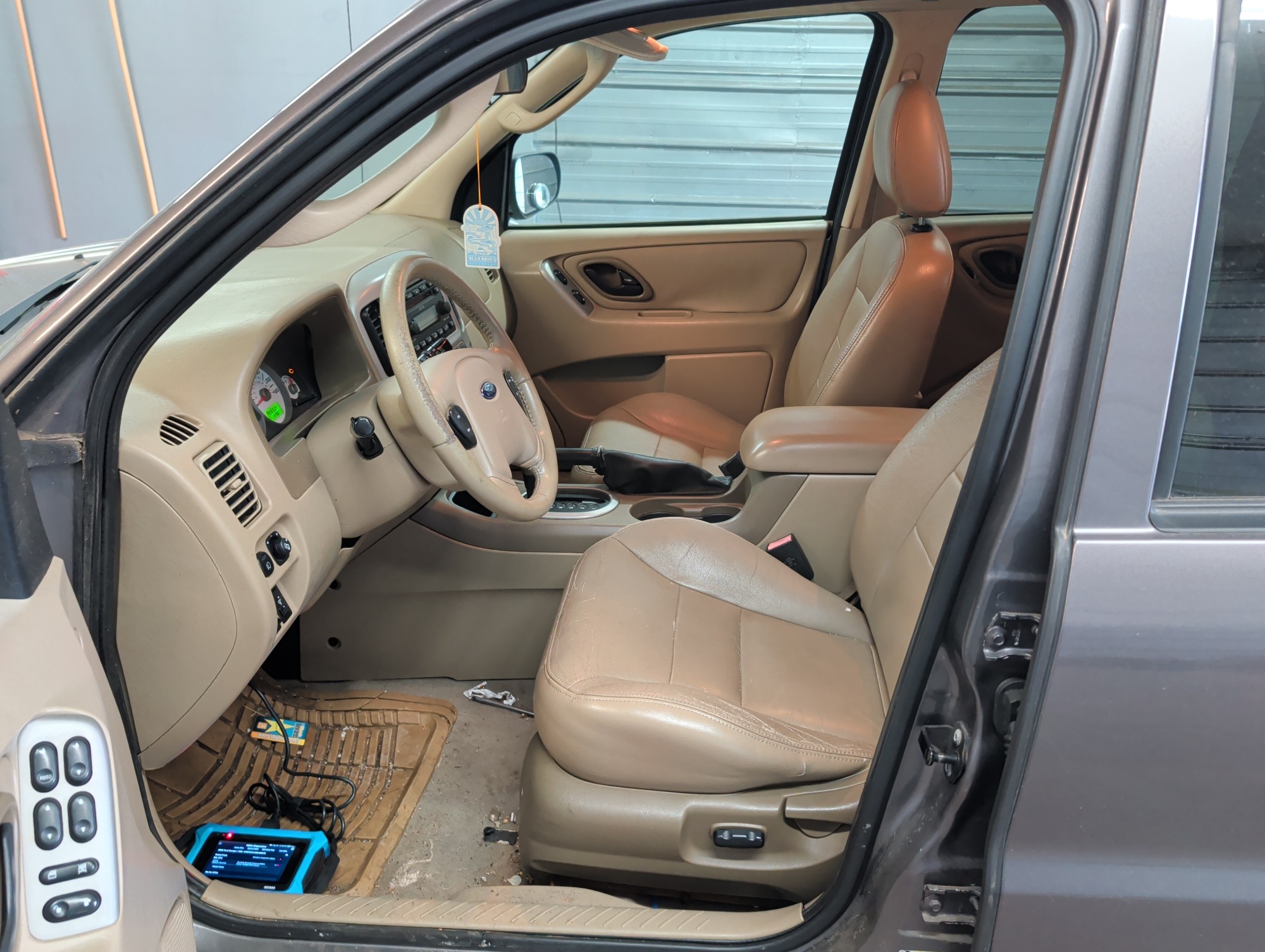2005 ford escape xlt-4wd with 137067 miles for sale near elk-river, minnesota 106306_22_driver_seat.jpg