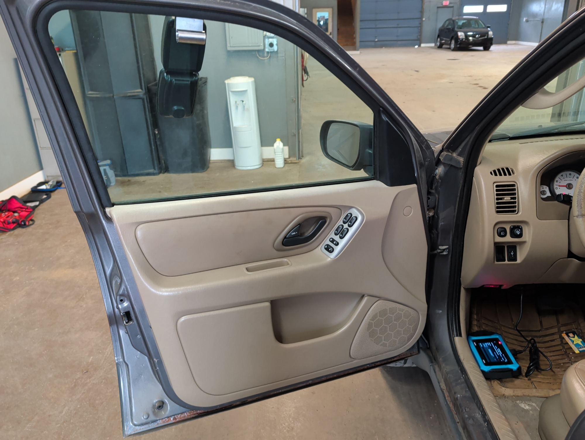 2005 ford escape xlt-4wd with 137067 miles for sale near elk-river, minnesota 106306_23_driver_door_panel.jpg