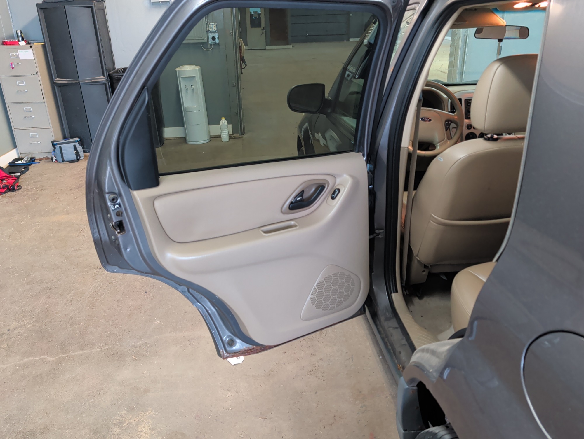 2005 ford escape xlt-4wd with 137067 miles for sale near elk-river, minnesota 106306_25_drv_rear_door_panel.jpg
