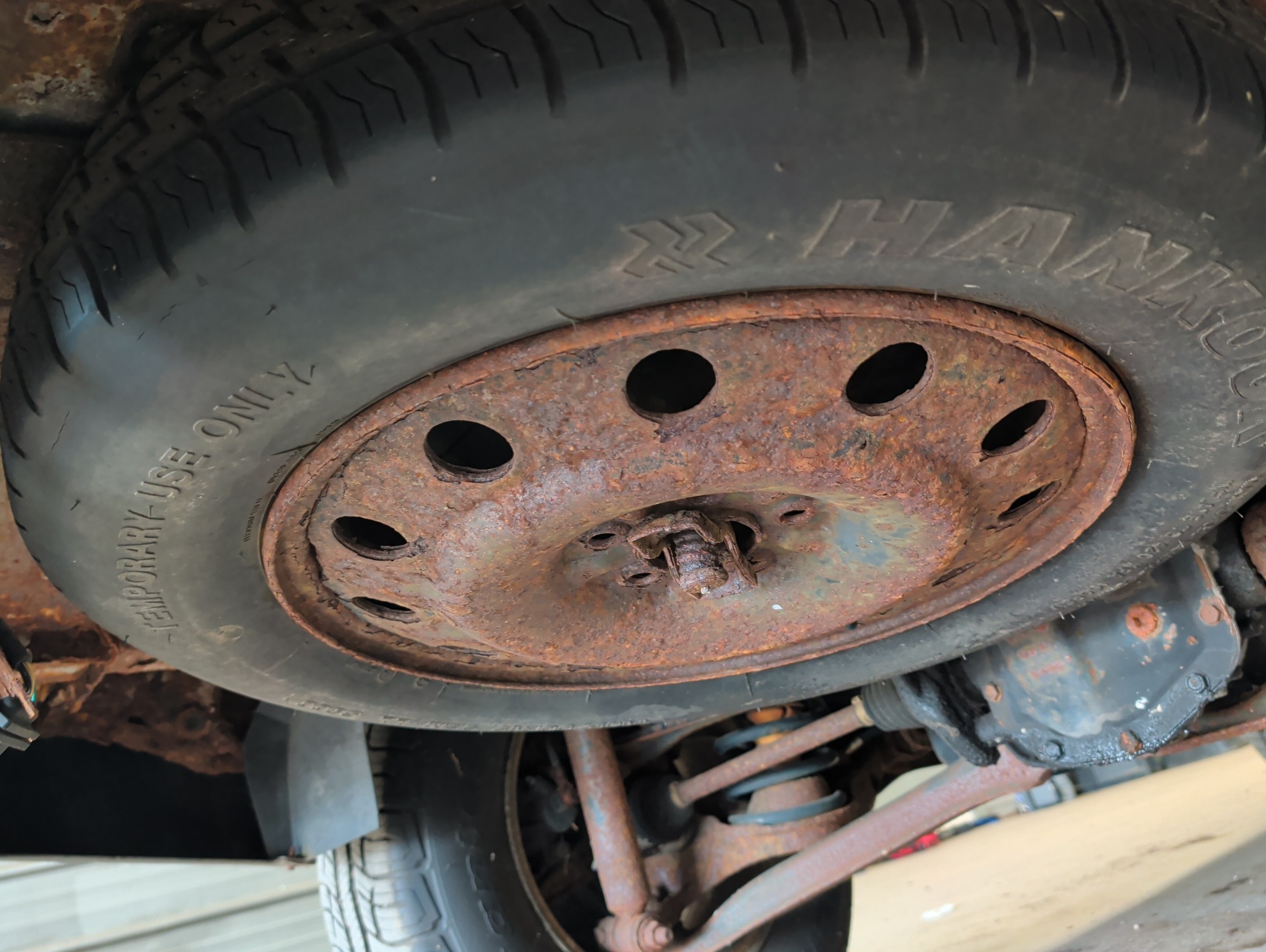 2005 ford escape xlt-4wd with 137067 miles for sale near elk-river, minnesota 106306_27_spare_tire.jpg