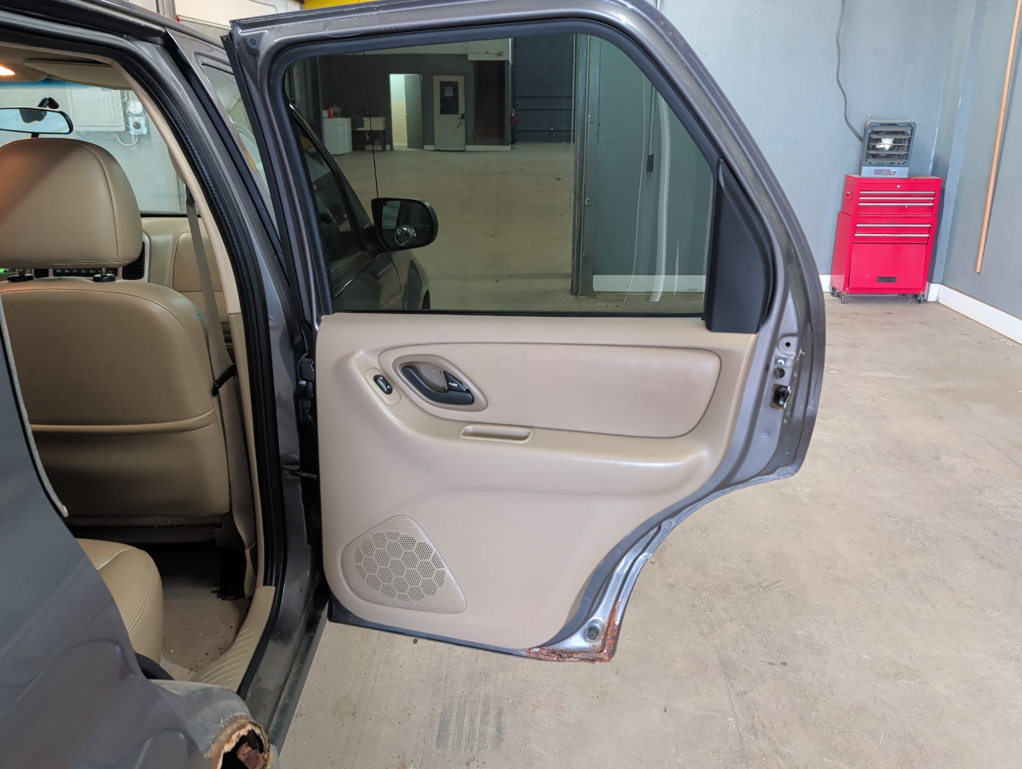 2005 ford escape xlt-4wd with 137067 miles for sale near elk-river, minnesota 106306_30_pass_rear_door_panel.jpg