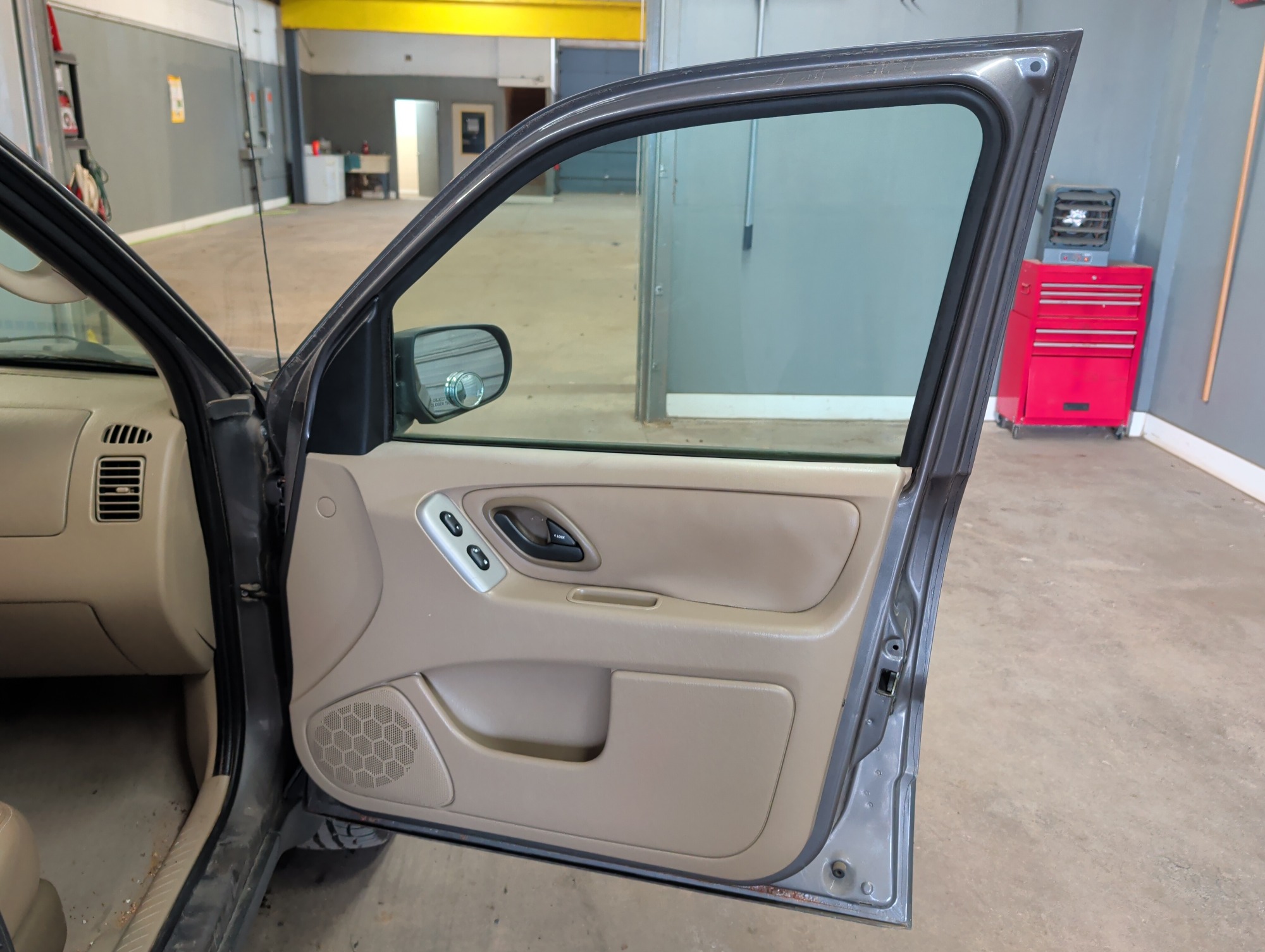 2005 ford escape xlt-4wd with 137067 miles for sale near elk-river, minnesota 106306_32_passenger_door_panel.jpg