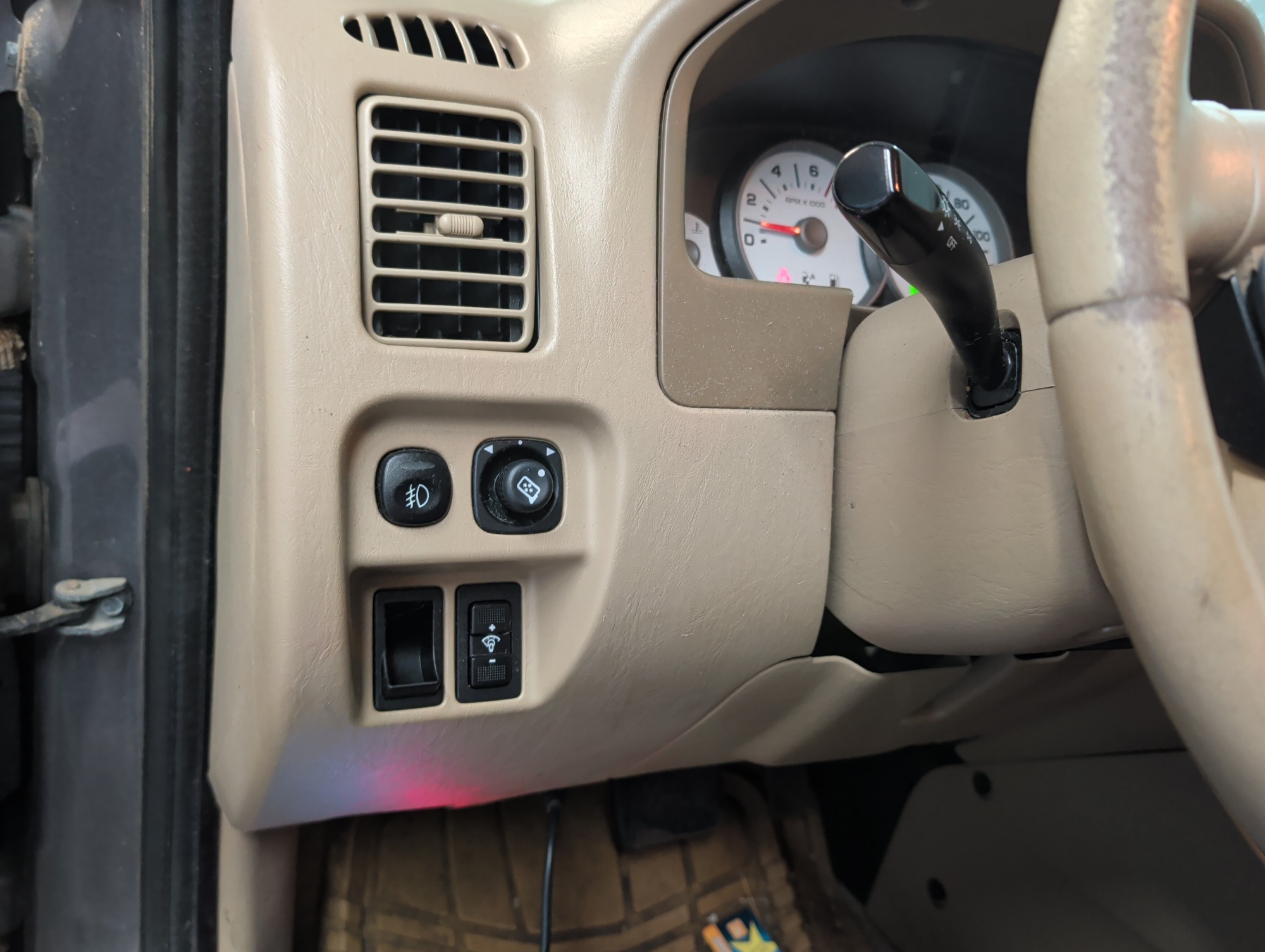 2005 ford escape xlt-4wd with 137067 miles for sale near elk-river, minnesota 106306_37_left_of_steering_wheel.jpg