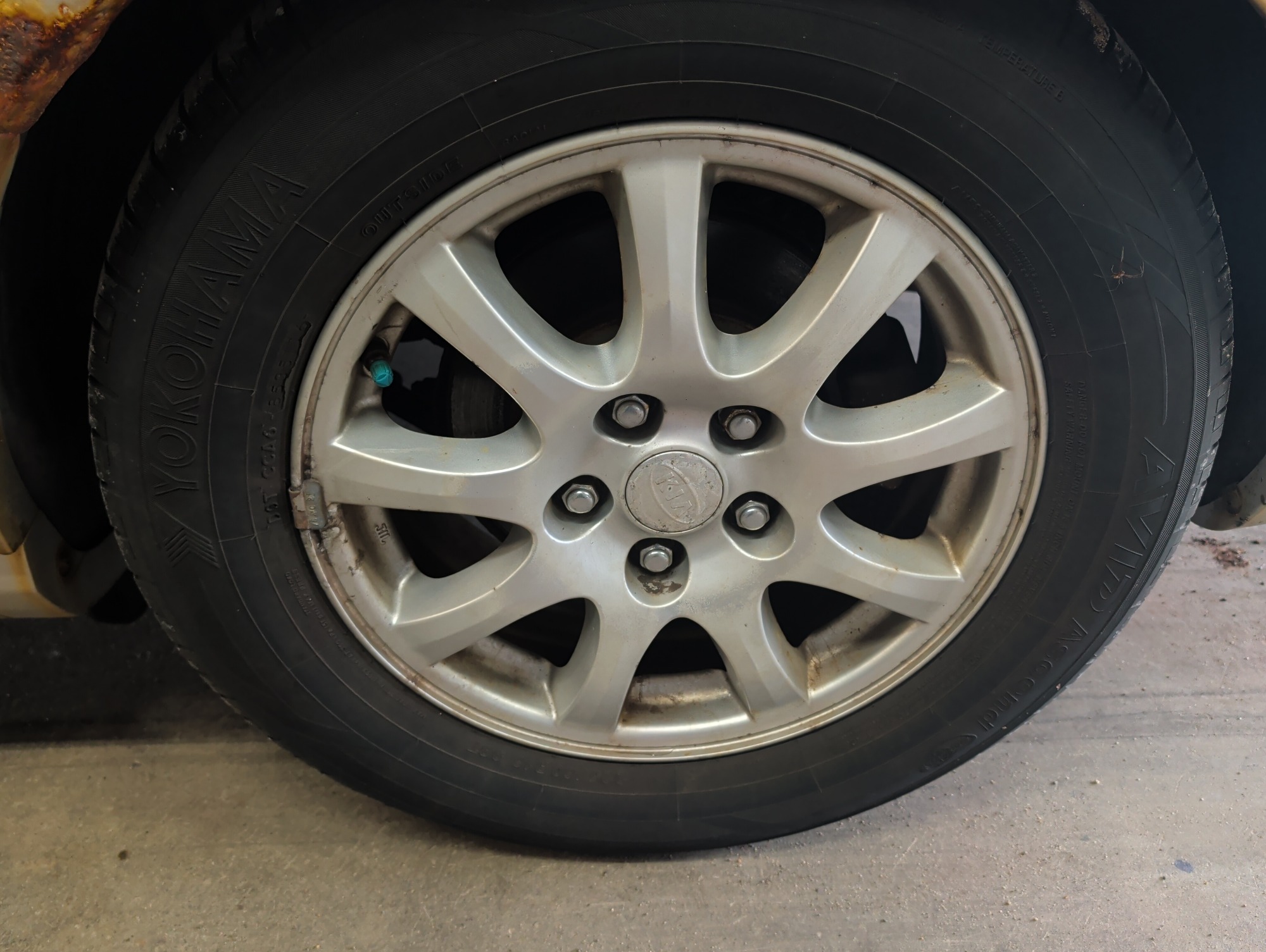 2008 kia amanti with 189860 miles for sale near elk-river, minnesota 106314_13_rear_drv_wheel.jpg