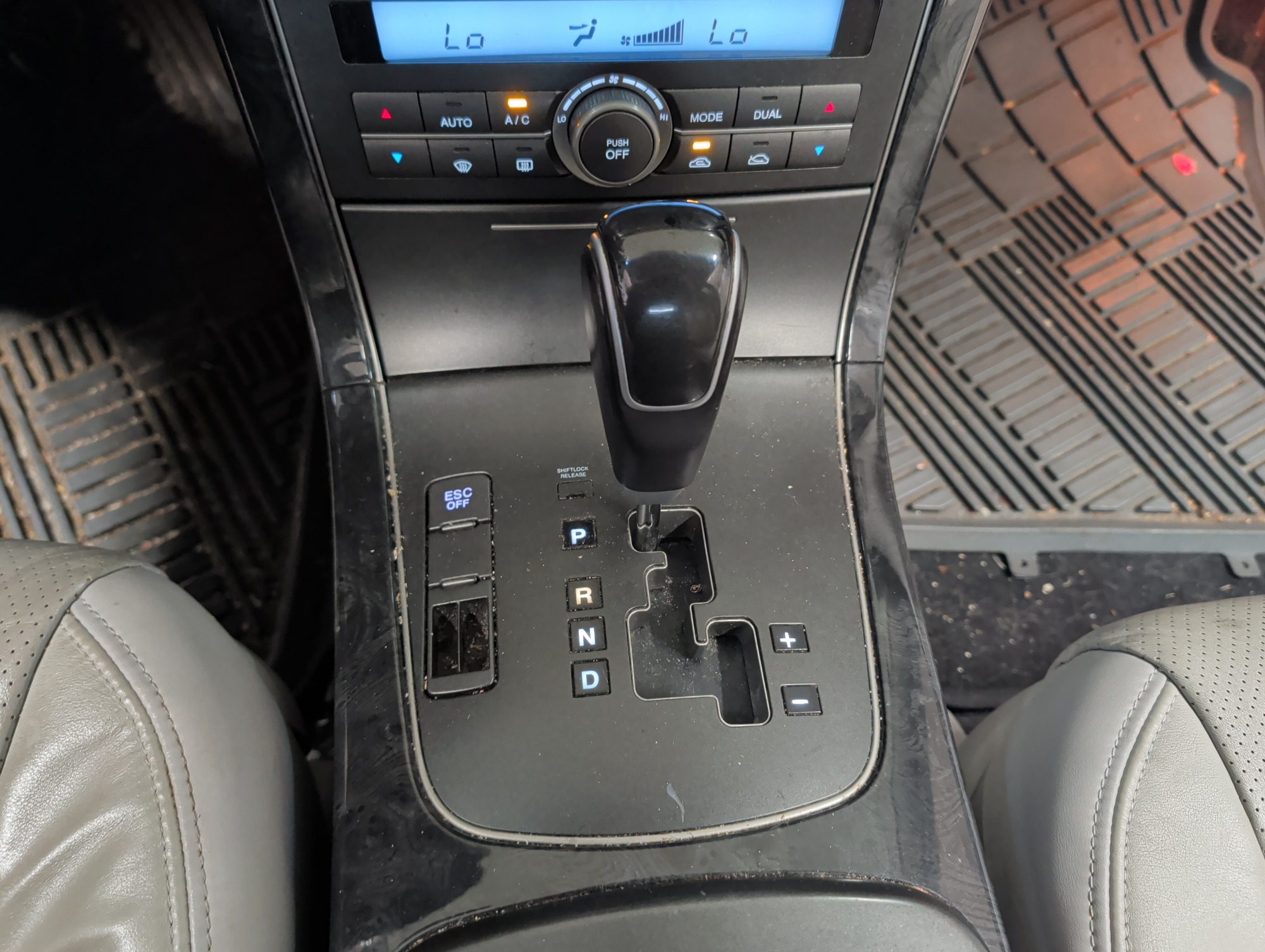 2008 kia amanti with 189860 miles for sale near elk-river, minnesota 106314_41_shifter.jpg