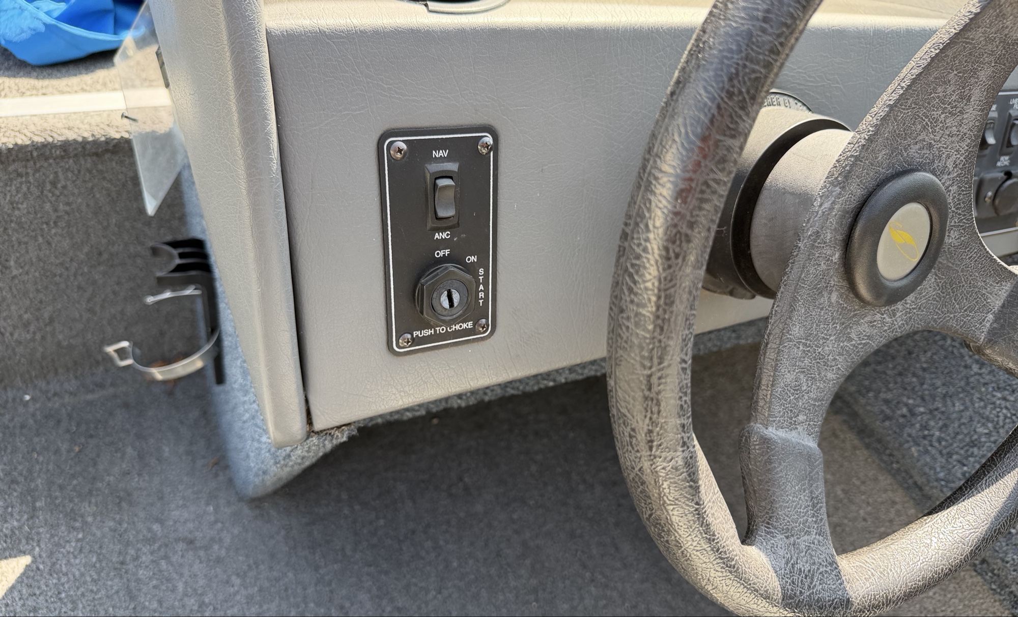 1995 starcraft- tourneyfish- - for sale near elk-river, minnesota 106317_37_left_of_steering_wheel.jpg