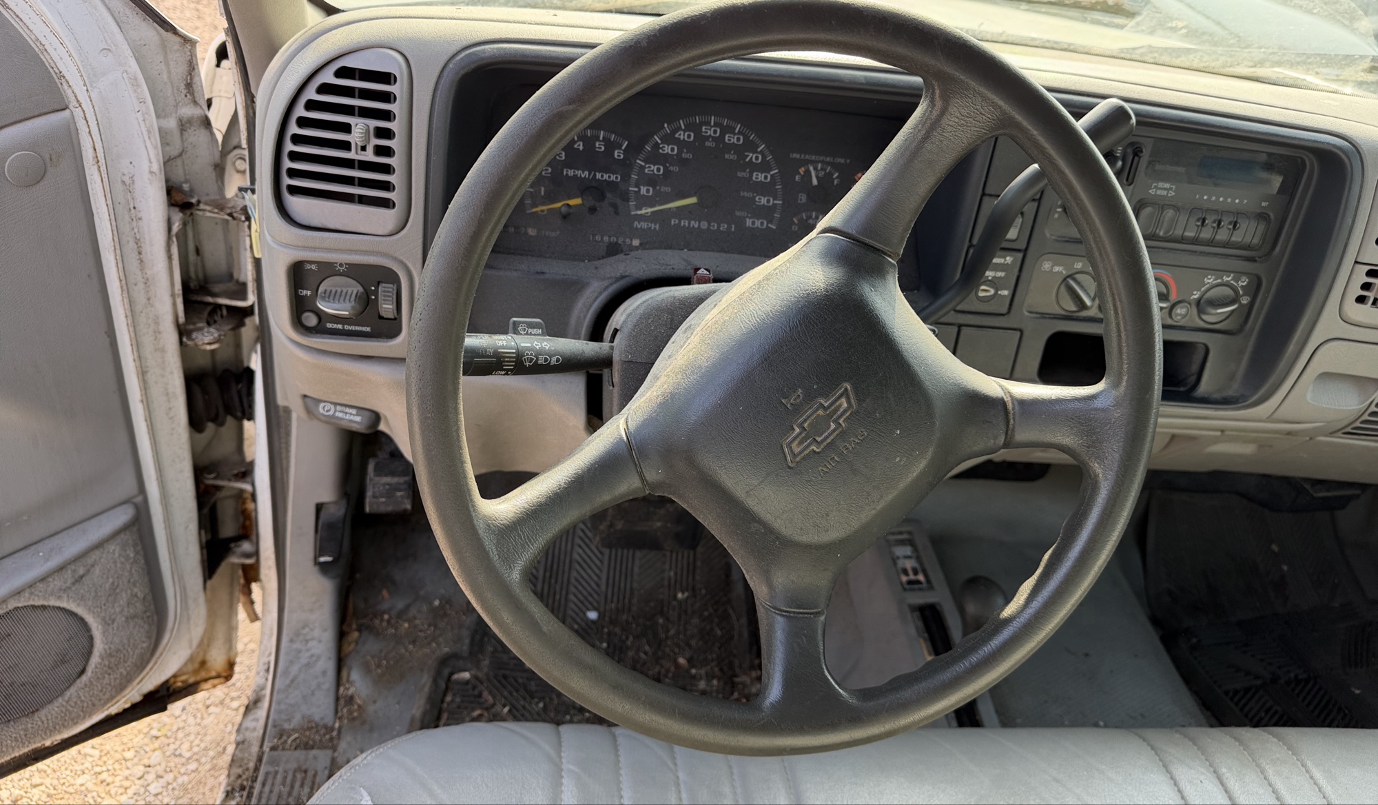 1998 chevrolet c-k-1500 reg.-cab-w-t-6.5-ft.-bed-4wd with 168025 miles for sale near elk-river, minnesota 106318_36_steering_wheel.jpg