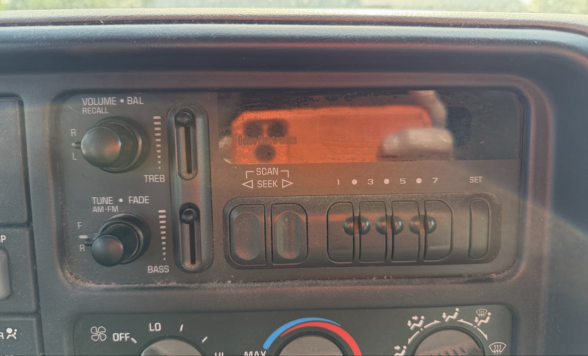 1998 chevrolet c-k-1500 reg.-cab-w-t-6.5-ft.-bed-4wd with 168025 miles for sale near elk-river, minnesota 106318_39_radio_closeup.jpg