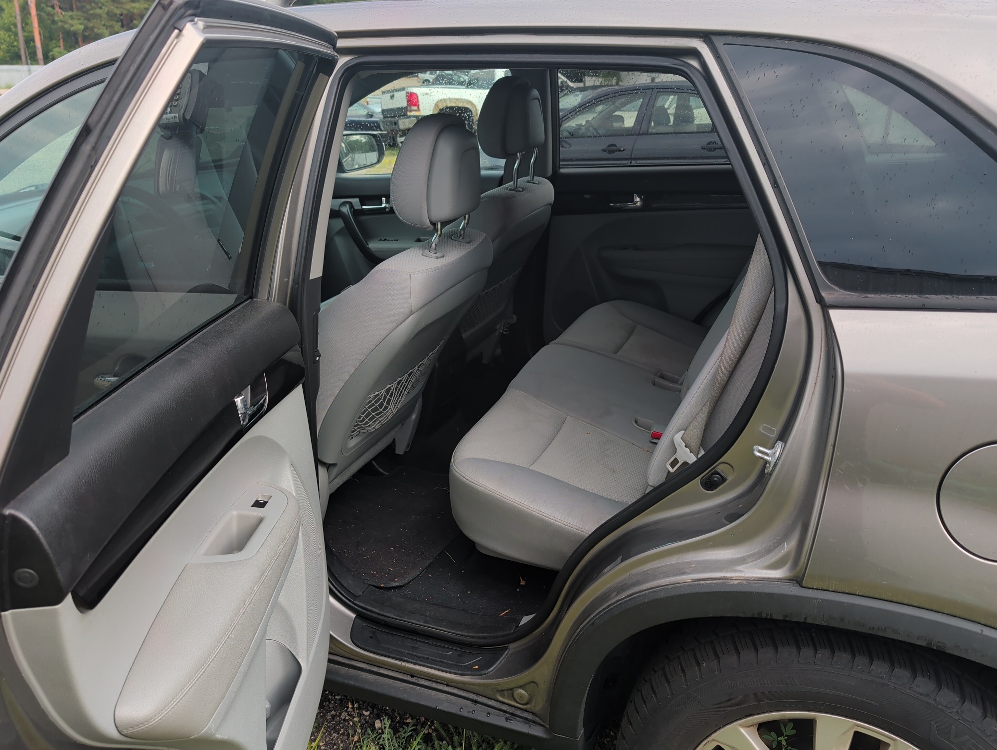 2011 kia sorento with 209211 miles for sale near elk-river, minnesota 106321_24_drv_rear_seat.jpg