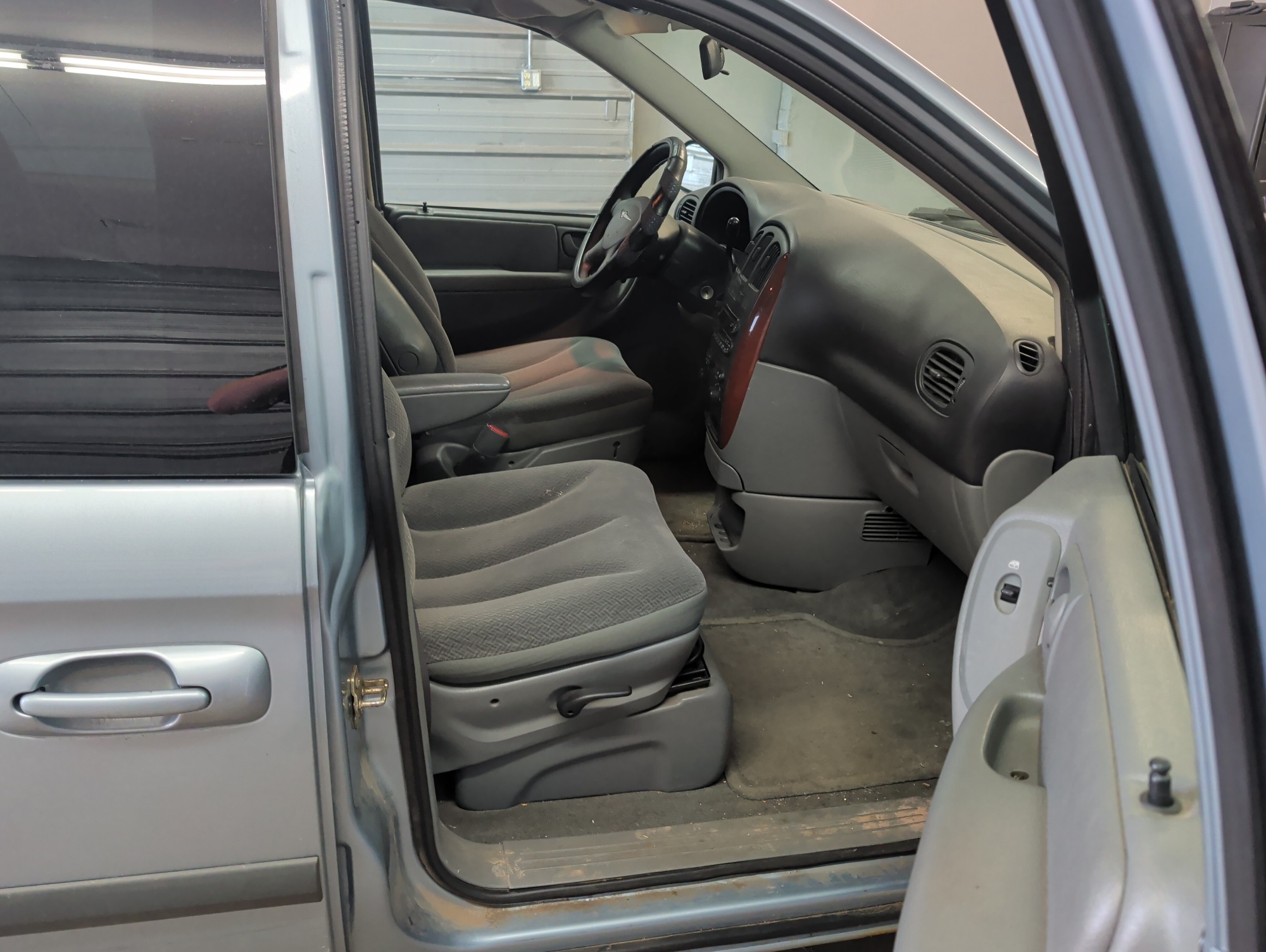 2005 chrysler town-&amp;-country lx with 164706 miles for sale near elk-river, minnesota 106323_31_passenger_seat.jpg
