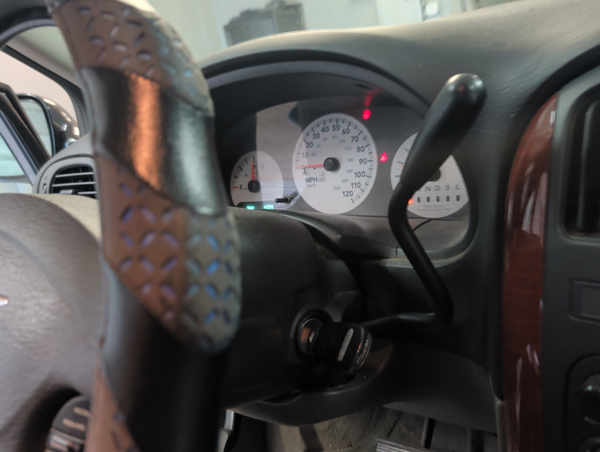2005 chrysler town-&amp;-country lx with 164706 miles for sale near elk-river, minnesota 106323_41_shifter.jpg