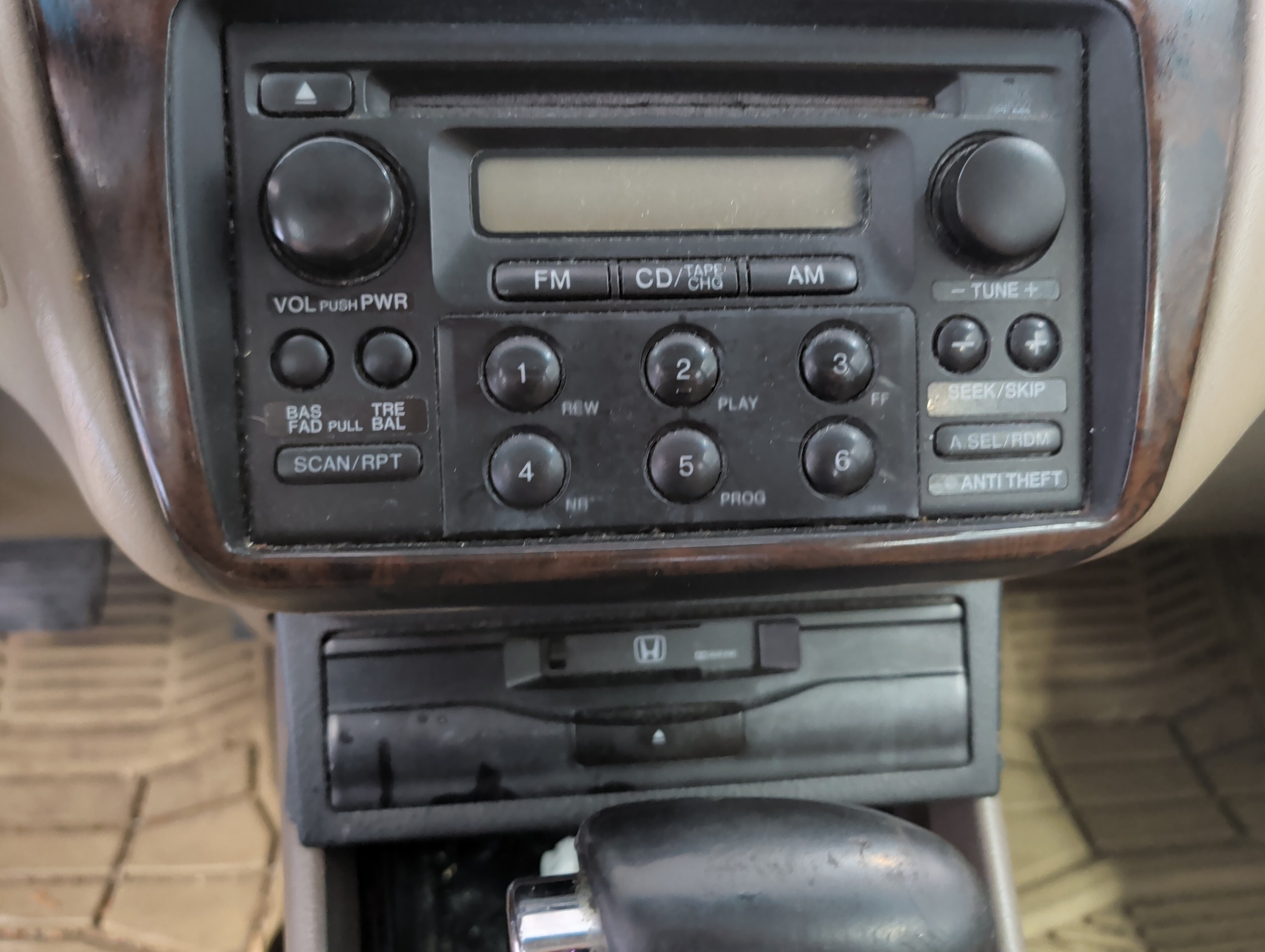 2000 honda accord with 196244 miles for sale near elk-river, minnesota 106329_39_radio_closeup.jpg