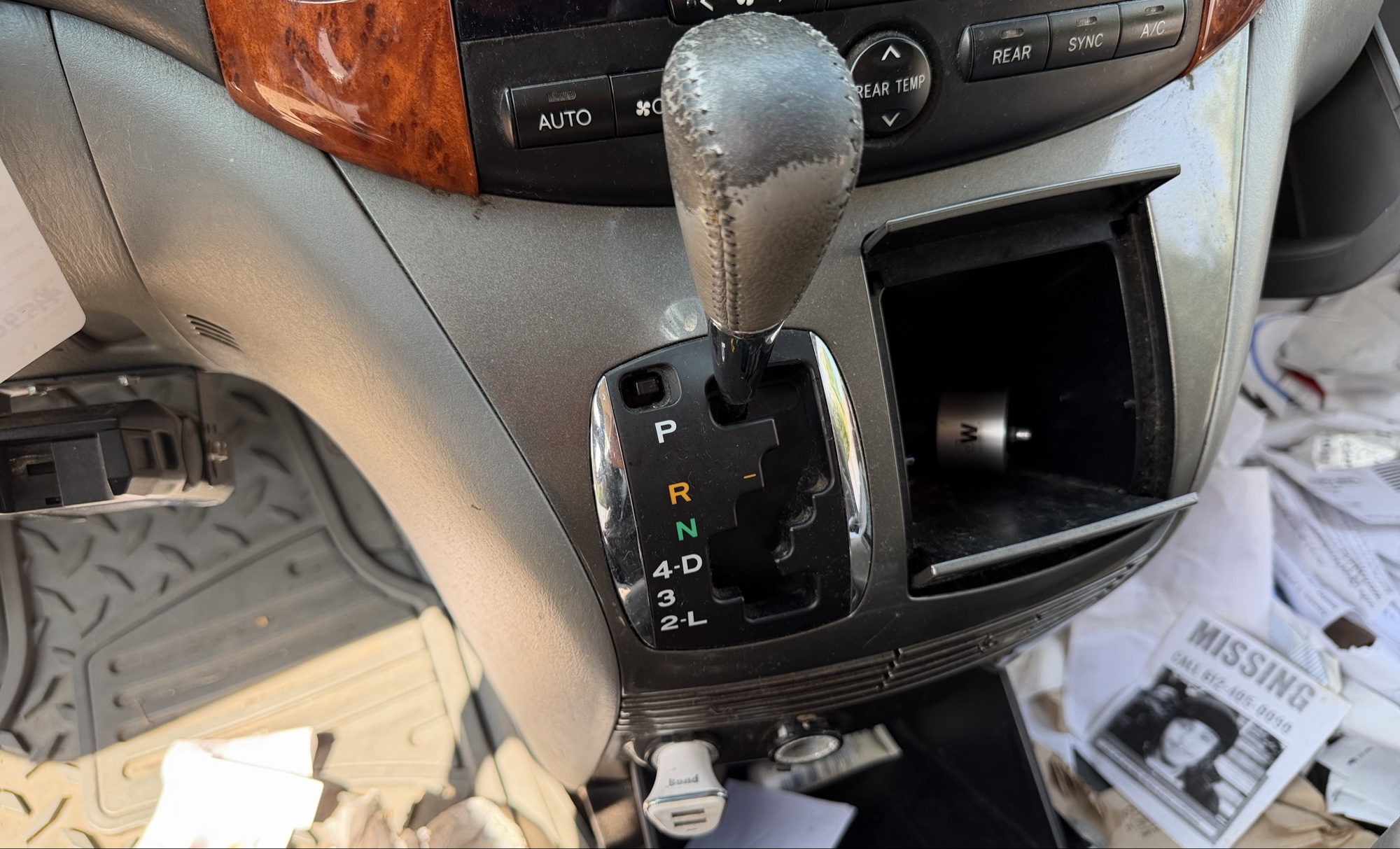 2006 toyota sienna xle with 230312 miles for sale near elk-river, minnesota 106332_41_shifter.jpg