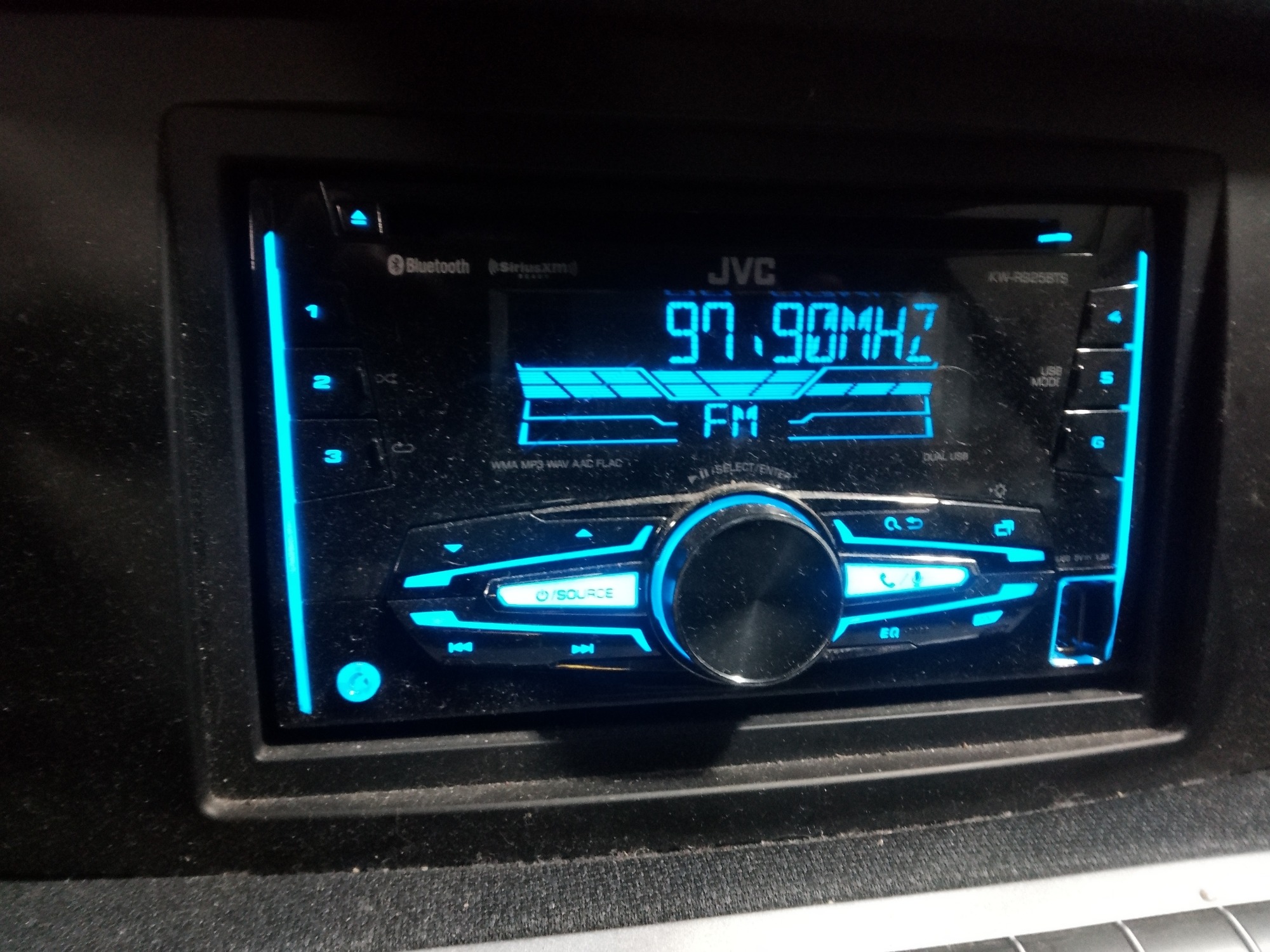 2013 smart fortwo passion with 64568 miles for sale near elk-river, minnesota 106333_39_radio_closeup.jpg