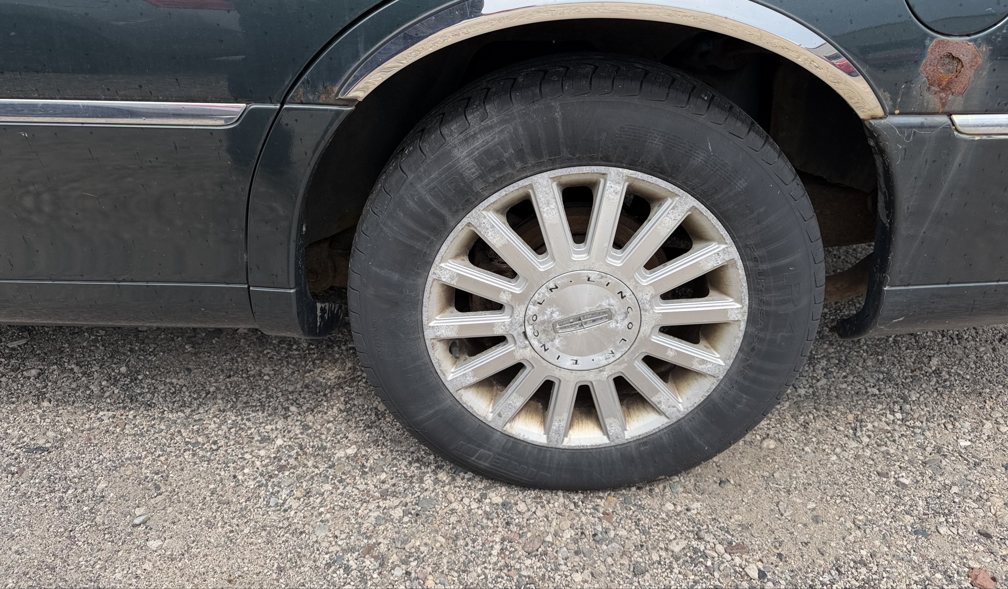 2003 lincoln town-car signature with 110292 miles for sale near elk-river, minnesota 106334_13_rear_drv_wheel.jpg