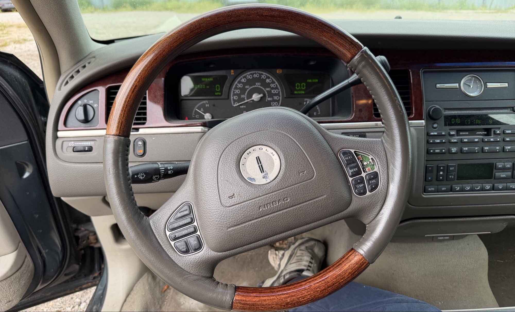 2003 lincoln town-car signature with 110292 miles for sale near elk-river, minnesota 106334_36_steering_wheel.jpg