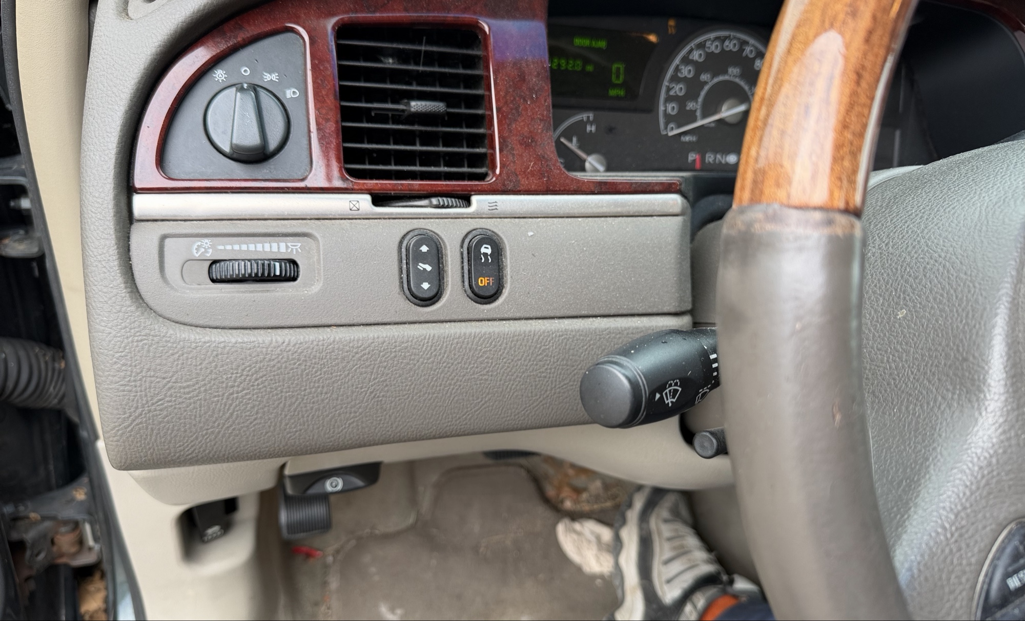 2003 lincoln town-car signature with 110292 miles for sale near elk-river, minnesota 106334_37_left_of_steering_wheel.jpg