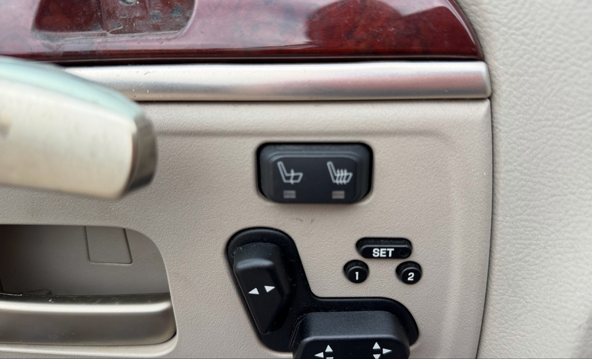 2003 lincoln town-car signature with 110292 miles for sale near elk-river, minnesota 106334_42_heated_seat_switches.jpg