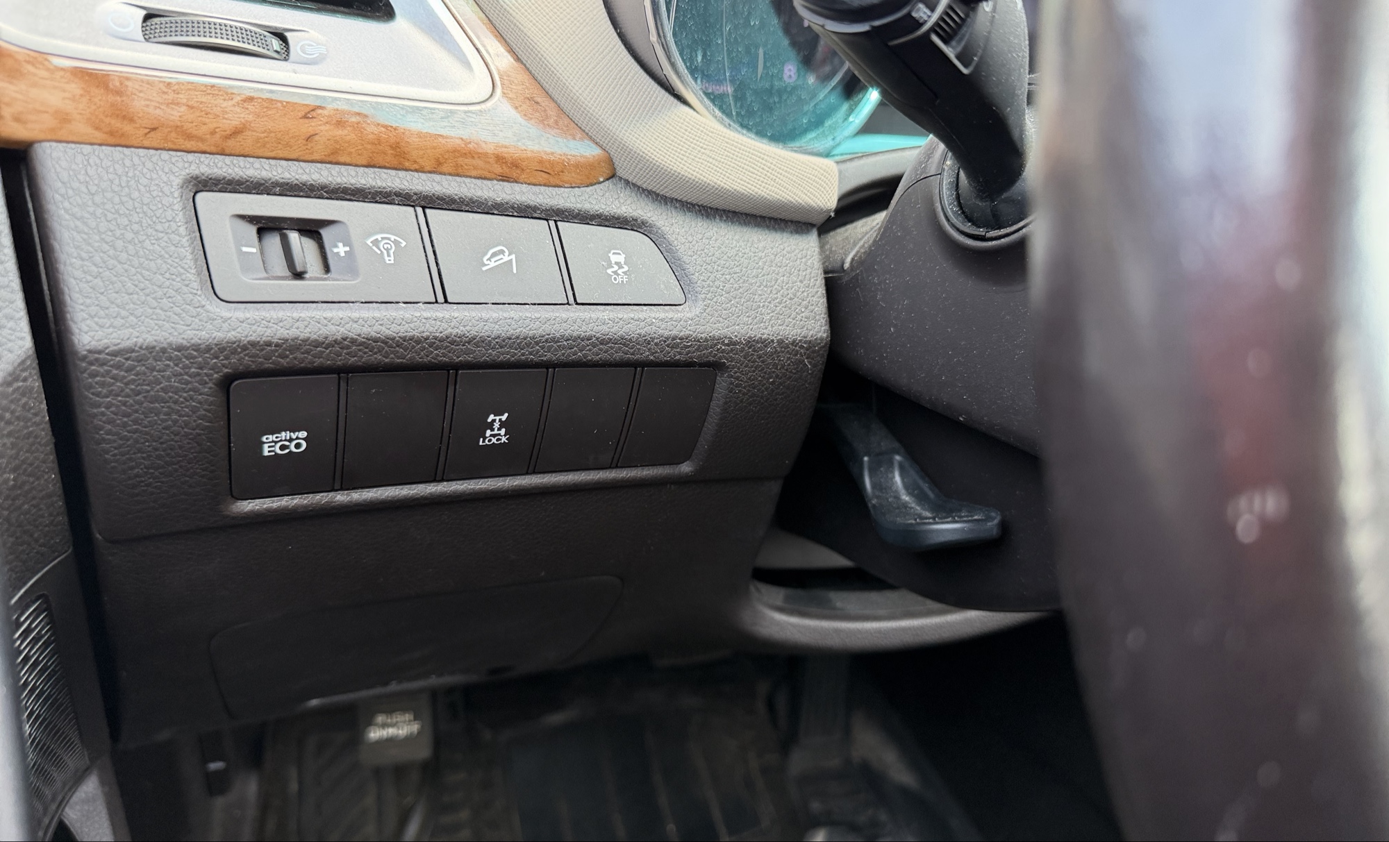 2013 hyundai santa-fe sport-2.0-awd with 164239 miles for sale near elk-river, minnesota 106336_37_left_of_steering_wheel.jpg