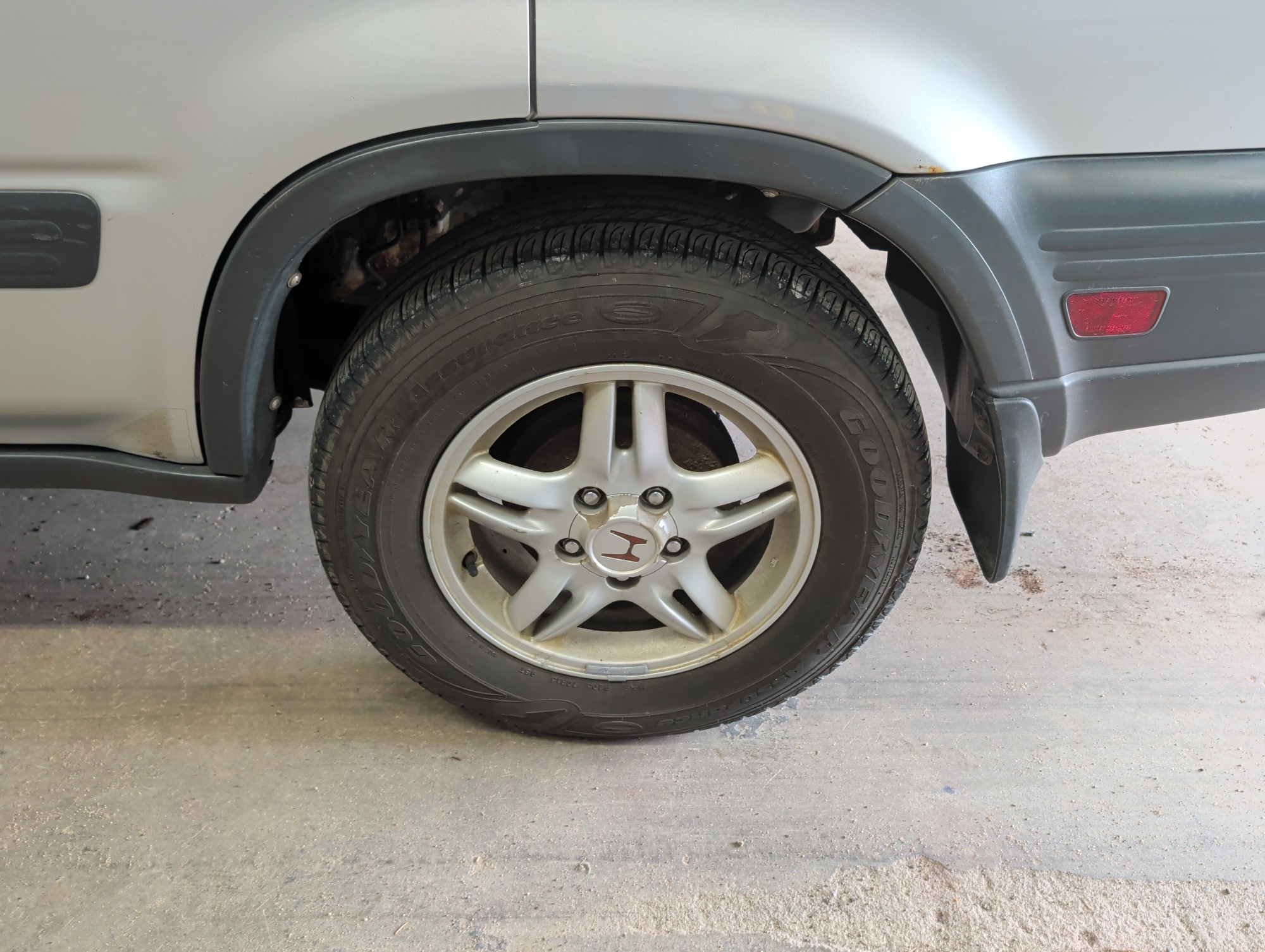 1998 honda cr-v with 122346 miles for sale near elk-river, minnesota 106338_13_rear_drv_wheel.jpg