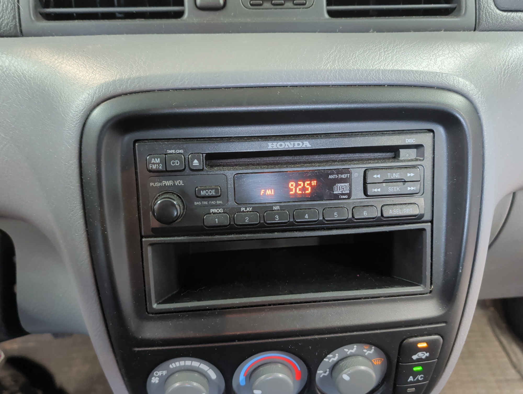 1998 honda cr-v with 122346 miles for sale near elk-river, minnesota 106338_39_radio_closeup.jpg