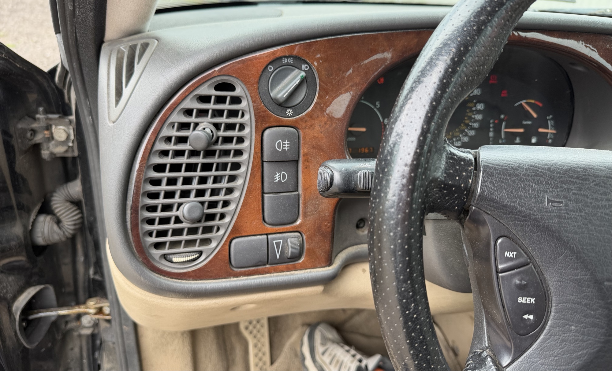 2002 saab 9-3 se-5-door with 195857 miles for sale near elk-river, minnesota 106339_37_left_of_steering_wheel.jpg