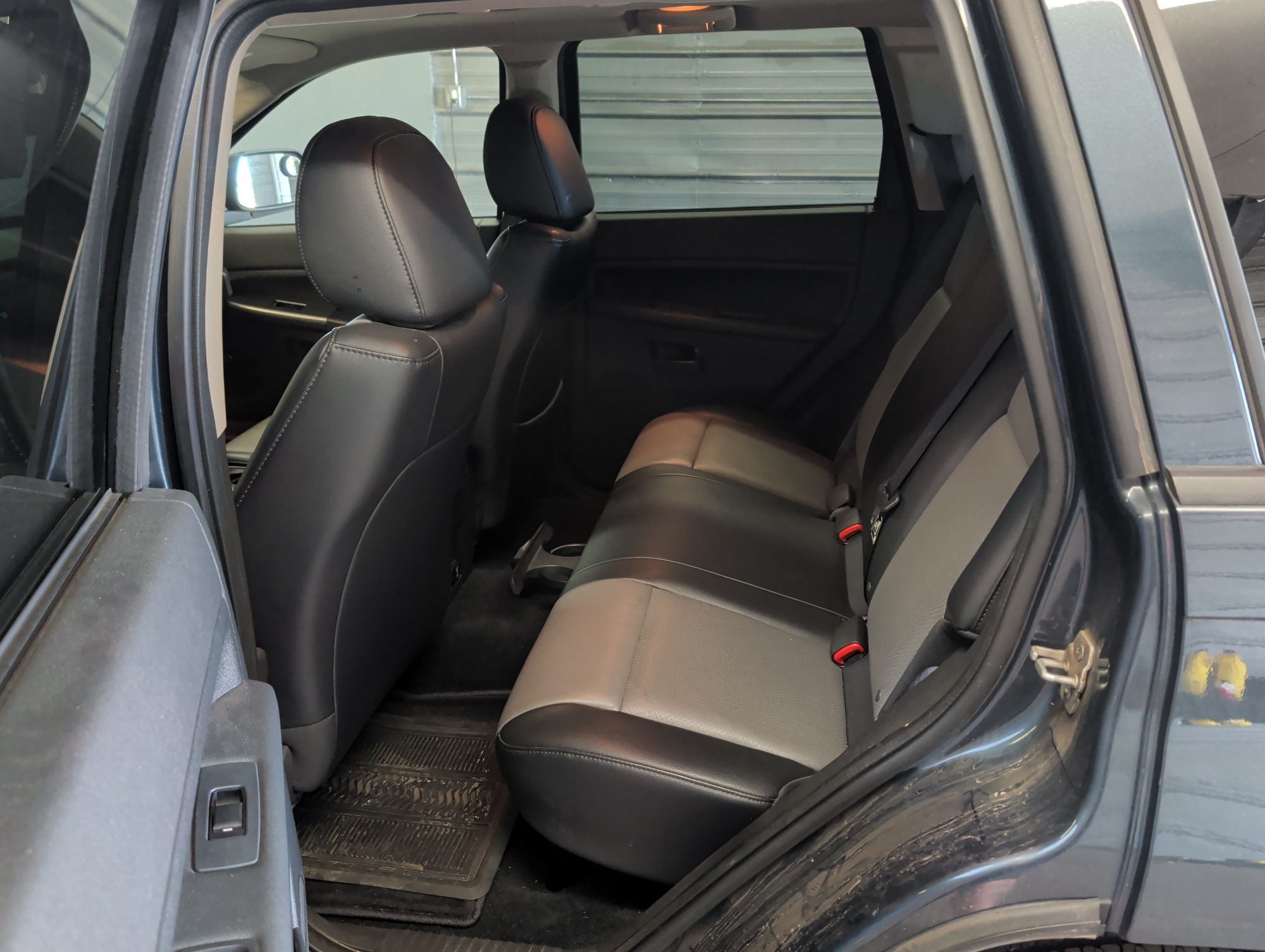 2008 jeep grand-cherokee laredo-4wd with 85427 miles for sale near elk-river, minnesota 106340_24_drv_rear_seat.jpg
