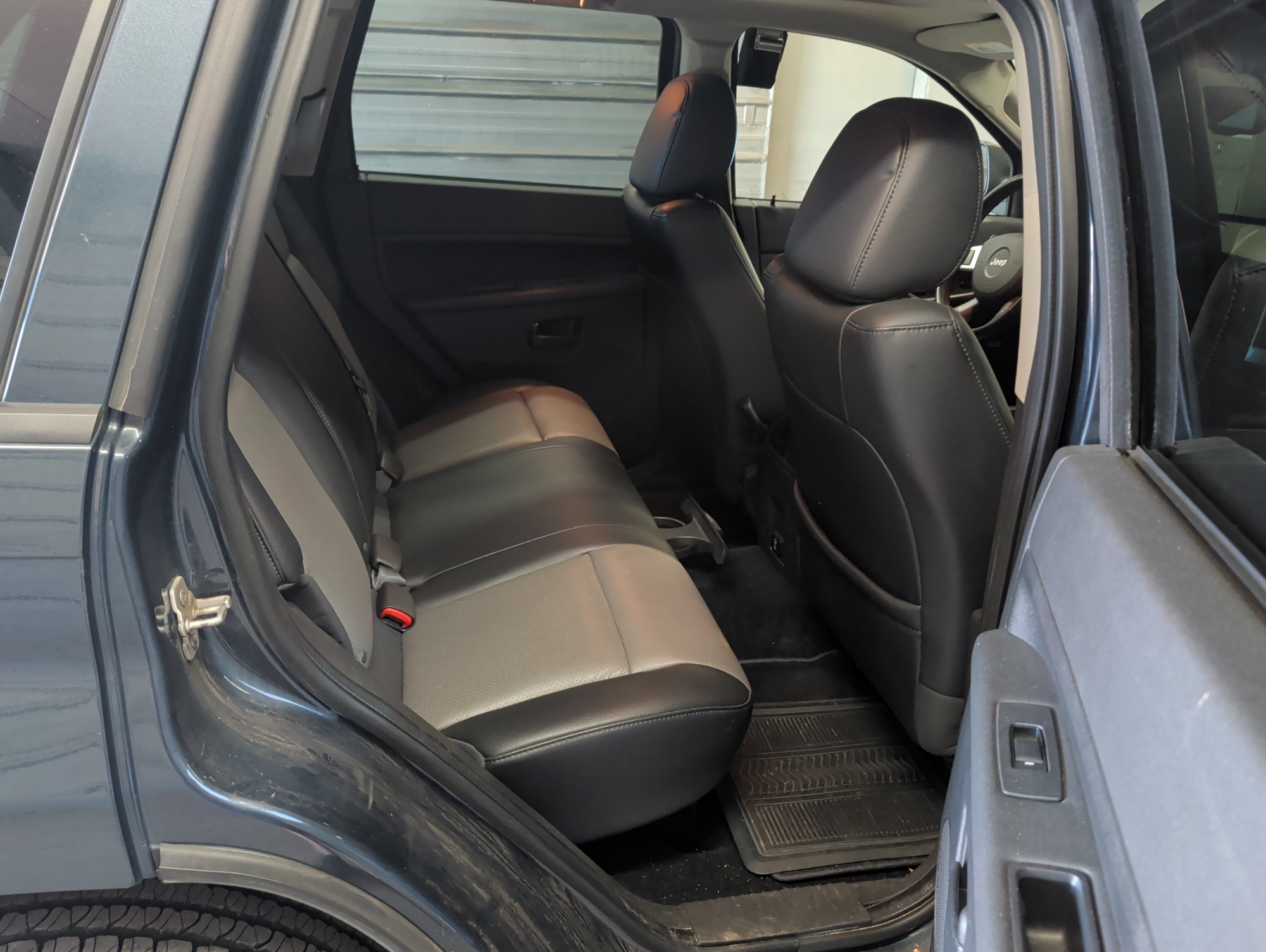 2008 jeep grand-cherokee laredo-4wd with 85427 miles for sale near elk-river, minnesota 106340_28_pass_rear_seat.jpg