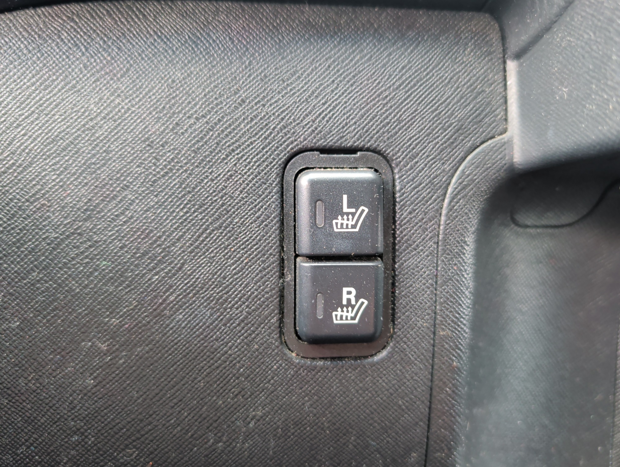 2006 honda cr-v se-4wd-at with 148394 miles for sale near elk-river, minnesota 106341_42_heated_seat_switches.jpg