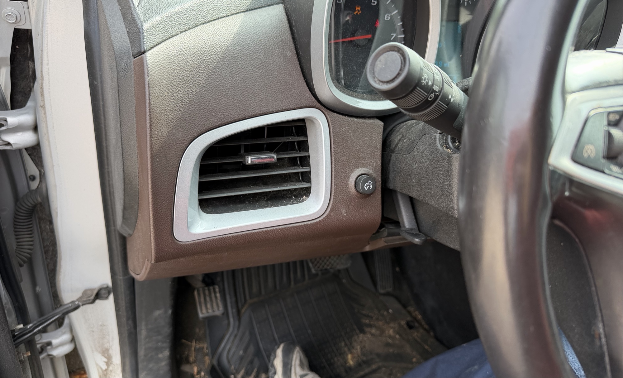 2011 chevrolet equinox 2lt-awd with 116552 miles for sale near elk-river, minnesota 106342_37_left_of_steering_wheel.jpg