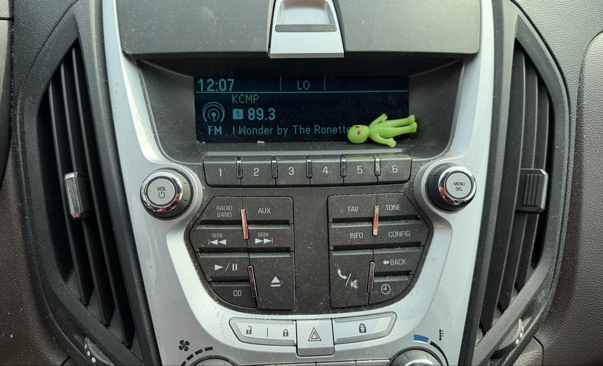 2011 chevrolet equinox 2lt-awd with 116552 miles for sale near elk-river, minnesota 106342_39_radio_closeup.jpg