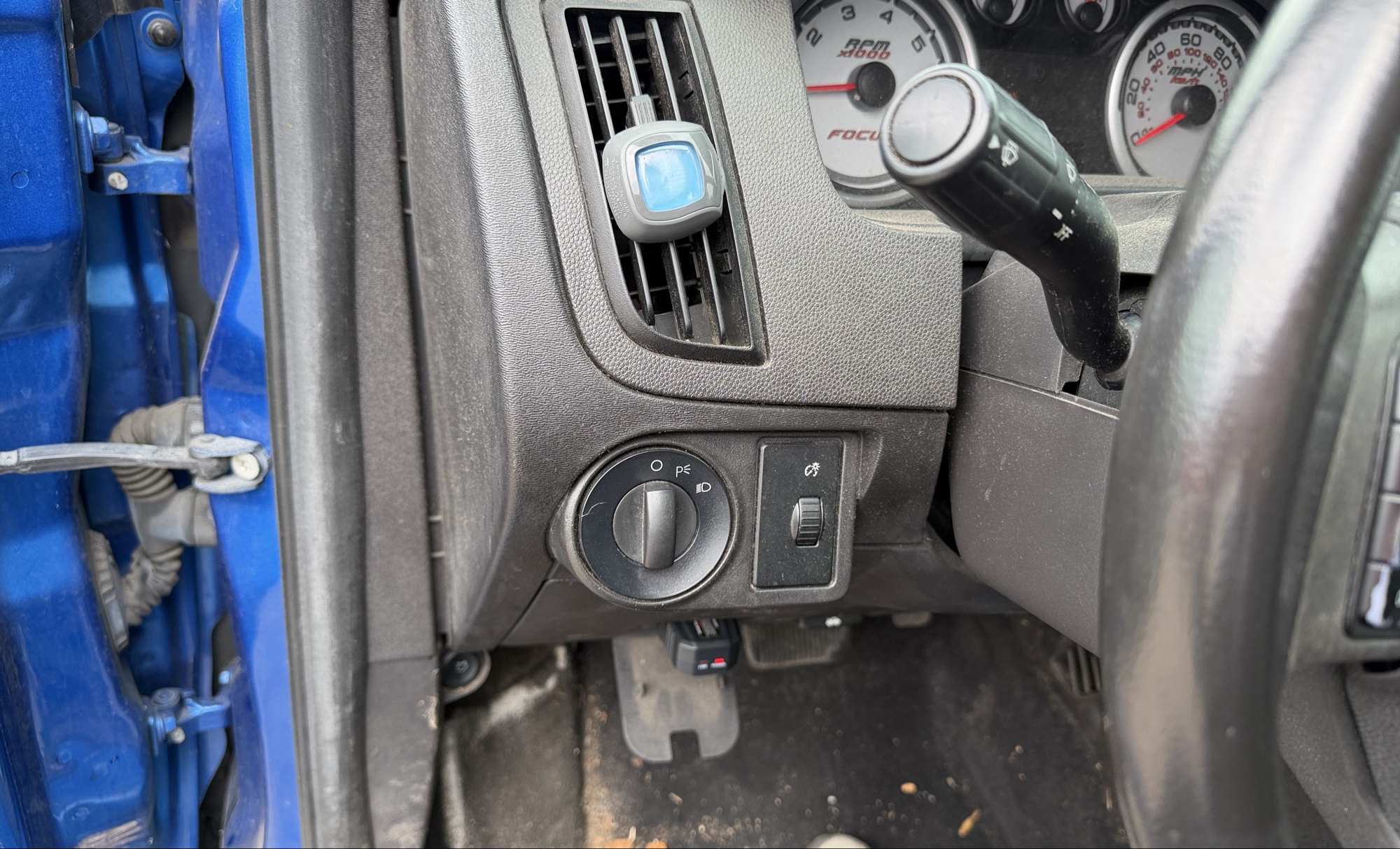 2010 ford focus se-sedan with 110880 miles for sale near elk-river, minnesota 106344_37_left_of_steering_wheel.jpg