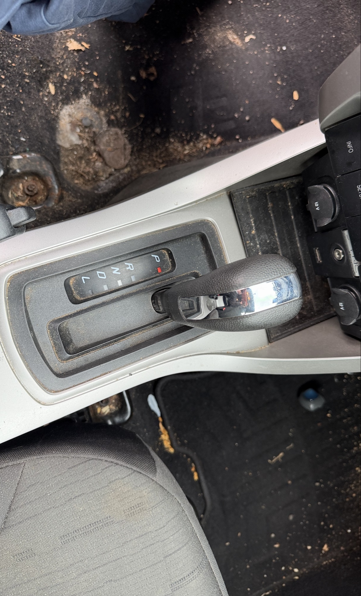 2010 ford focus se-sedan with 110880 miles for sale near elk-river, minnesota 106344_41_shifter.jpg