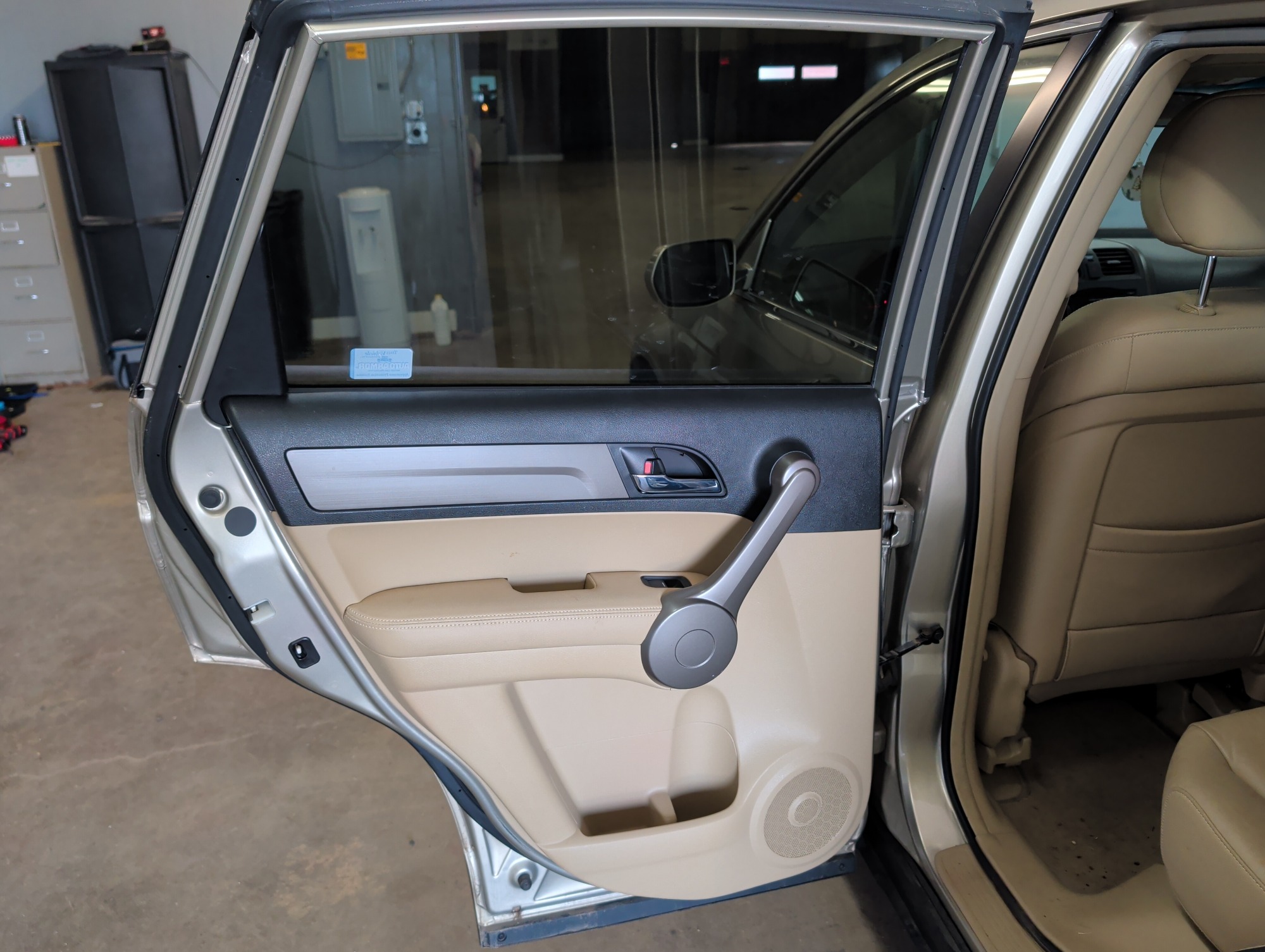 2008 honda cr-v ex-l-4wd-at with 186691 miles for sale near elk-river, minnesota 106348_25_drv_rear_door_panel.jpg