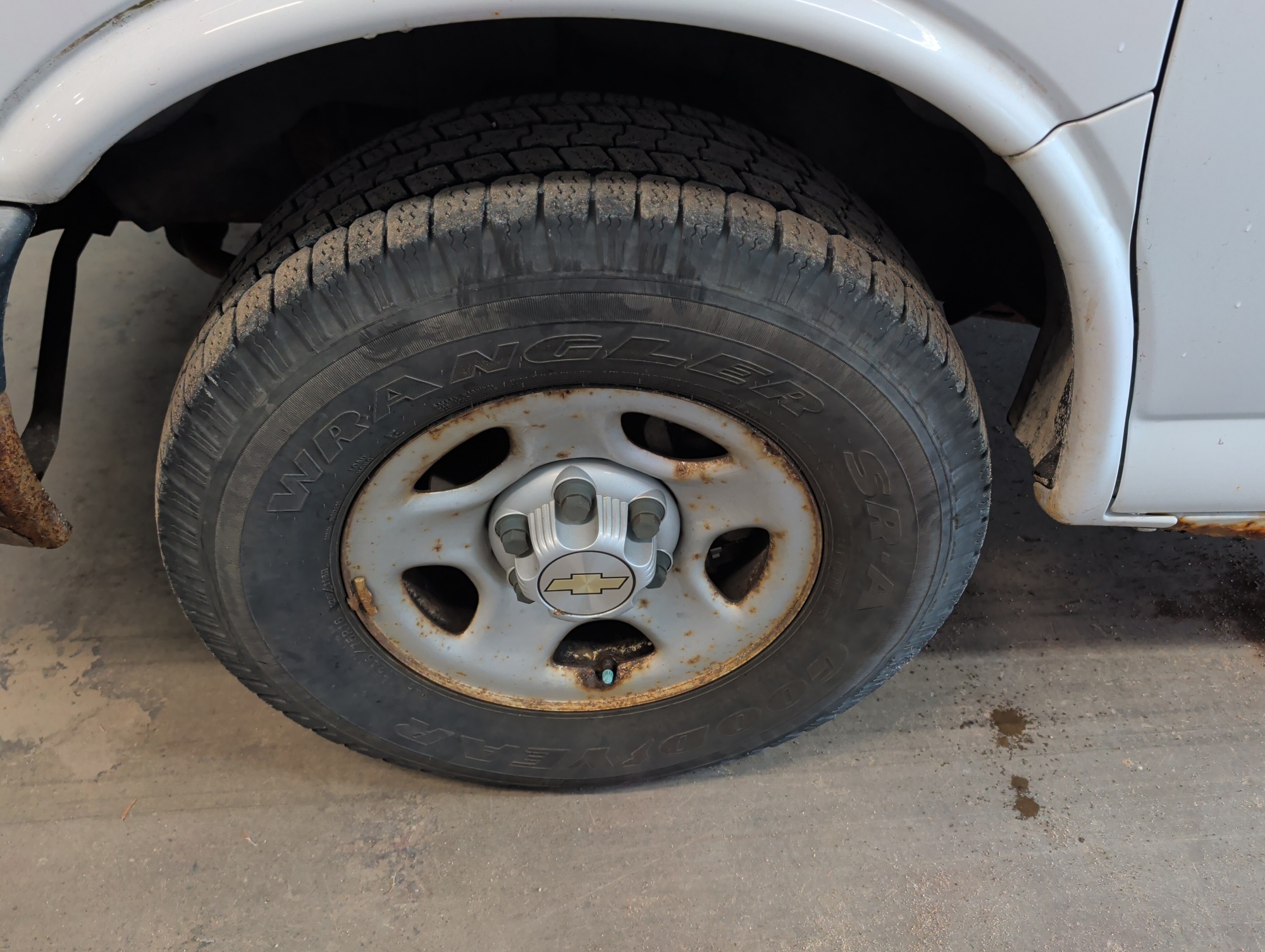 2007 chevrolet express 1500-cargo with 223985 miles for sale near elk-river, minnesota 106350_12_drv_front_wheel.jpg