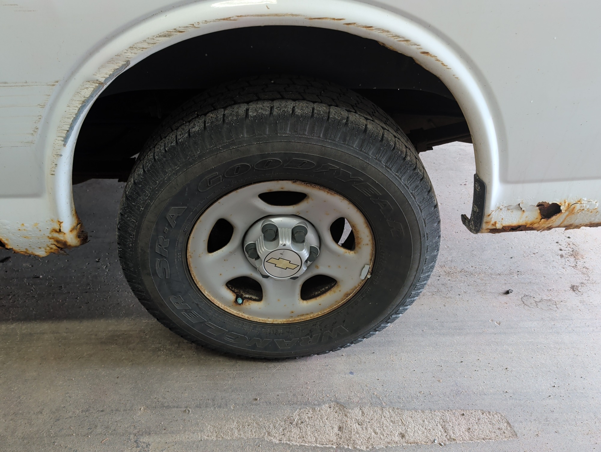 2007 chevrolet express 1500-cargo with 223985 miles for sale near elk-river, minnesota 106350_13_rear_drv_wheel.jpg